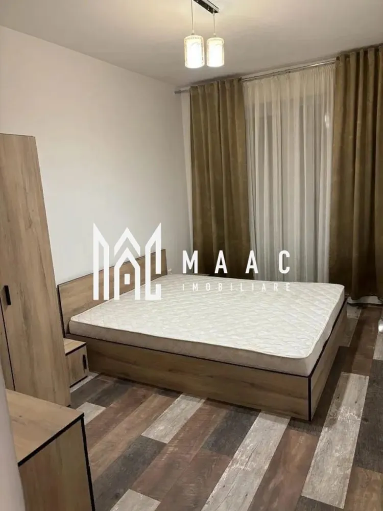 Apartament 2 camere | 40MPU | Balcon | City Residence - MAAC vă propune spre închiriere un apartament modern cu 2 camere, situat în zona City Residence, la doar 15 minute de mers pe jos de centrul orașului Sibiu.

Poziționat la parter înalt într-un imobil construit în 2018, apartamentul are o suprafață utilă de 40 mp și este compartimentat eficient, oferind un spațiu confortabil și primitor. Locuința este compusă din dormitor, baie și living cu bucătărie open-space, amenajată modern și funcțional.

Apartamentul beneficiază de un balcon generos de 7 mp, ideal pentru momentele de relaxare, precum și de loc de parcare propriu.

Se închiriază complet mobilat și utilat, fiind pregătit pentru mutare imediată. Dotările includ centrală termică proprie, frigider, televizor, cuptor electric, plită cu inducție, mașină de spălat vase, mașină de spălat rufe și cafetieră, toate alese pentru a oferi confort și funcționalitate în viața de zi cu zi.

Zona este una apreciată pentru accesul rapid către centrul orașului, magazine, restaurante și principalele puncte de interes, fiind ideală atât pentru un cuplu, cât și pentru o persoană care își dorește un stil de viață urban, într-un apartament modern și bine poziționat.

Pentru mai multe detalii și vizionări, vă rugăm să menționați ID: CP3082493