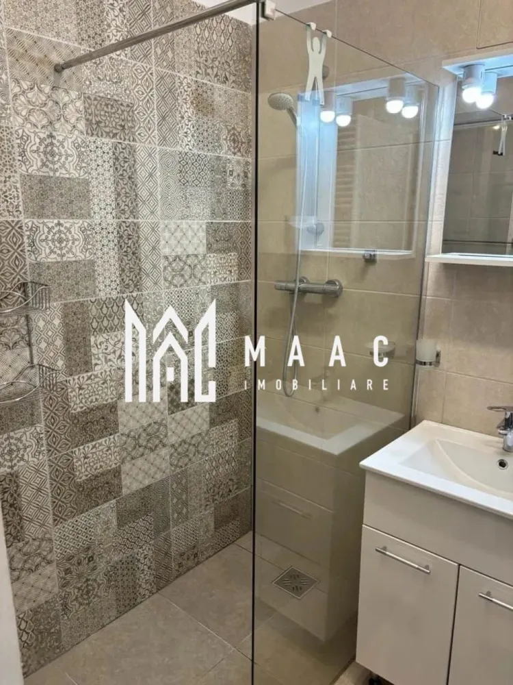 Apartament 2 camere | 40MPU | Balcon | City Residence - MAAC vă propune spre închiriere un apartament modern cu 2 camere, situat în zona City Residence, la doar 15 minute de mers pe jos de centrul orașului Sibiu.

Poziționat la parter înalt într-un imobil construit în 2018, apartamentul are o suprafață utilă de 40 mp și este compartimentat eficient, oferind un spațiu confortabil și primitor. Locuința este compusă din dormitor, baie și living cu bucătărie open-space, amenajată modern și funcțional.

Apartamentul beneficiază de un balcon generos de 7 mp, ideal pentru momentele de relaxare, precum și de loc de parcare propriu.

Se închiriază complet mobilat și utilat, fiind pregătit pentru mutare imediată. Dotările includ centrală termică proprie, frigider, televizor, cuptor electric, plită cu inducție, mașină de spălat vase, mașină de spălat rufe și cafetieră, toate alese pentru a oferi confort și funcționalitate în viața de zi cu zi.

Zona este una apreciată pentru accesul rapid către centrul orașului, magazine, restaurante și principalele puncte de interes, fiind ideală atât pentru un cuplu, cât și pentru o persoană care își dorește un stil de viață urban, într-un apartament modern și bine poziționat.

Pentru mai multe detalii și vizionări, vă rugăm să menționați ID: CP3082493