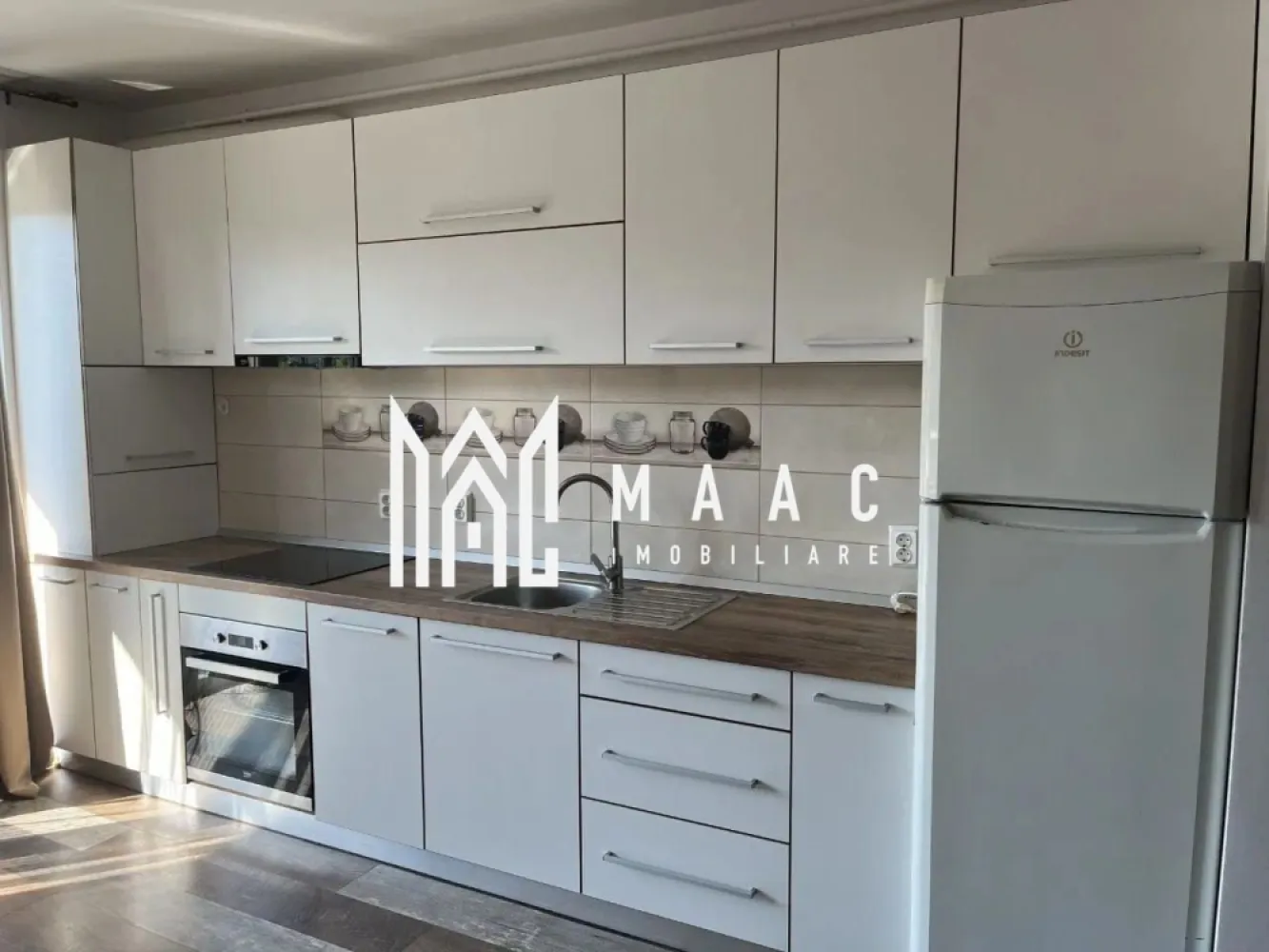 Apartament 2 camere | 40MPU | Balcon | City Residence - MAAC vă propune spre închiriere un apartament modern cu 2 camere, situat în zona City Residence, la doar 15 minute de mers pe jos de centrul orașului Sibiu.

Poziționat la parter înalt într-un imobil construit în 2018, apartamentul are o suprafață utilă de 40 mp și este compartimentat eficient, oferind un spațiu confortabil și primitor. Locuința este compusă din dormitor, baie și living cu bucătărie open-space, amenajată modern și funcțional.

Apartamentul beneficiază de un balcon generos de 7 mp, ideal pentru momentele de relaxare, precum și de loc de parcare propriu.

Se închiriază complet mobilat și utilat, fiind pregătit pentru mutare imediată. Dotările includ centrală termică proprie, frigider, televizor, cuptor electric, plită cu inducție, mașină de spălat vase, mașină de spălat rufe și cafetieră, toate alese pentru a oferi confort și funcționalitate în viața de zi cu zi.

Zona este una apreciată pentru accesul rapid către centrul orașului, magazine, restaurante și principalele puncte de interes, fiind ideală atât pentru un cuplu, cât și pentru o persoană care își dorește un stil de viață urban, într-un apartament modern și bine poziționat.

Pentru mai multe detalii și vizionări, vă rugăm să menționați ID: CP3082493