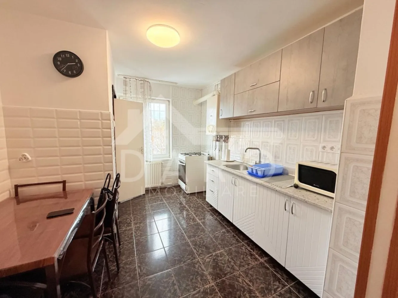 Apartament cu 2 camere de închiriat în Cornişa - 🏡 Închiriere apartament 2 camere – Cornișa | Aproape de UMFST | Ideal pentru studenți | 380 €/lună
Se oferă spre închiriere apartament cu 2 camere decomandate, confort 1, situat în cartierul Cornișa, pe strada Nicolae Grigorescu, într-o zonă liniștită și foarte bine poziționată.
💰 Chirie: 380 €/lună
✔ recent renovat
✔ disponibil pentru mutare imediată
✔ ideal pentru 2 studenți care doresc să împartă costurile
Compartimentare:
✔ 2 camere luminoase
✔ bucătărie separată
✔ baie
✔ balcon
✔ spațiu confortabil și bine organizat
Avantaje locație:
📍 aproximativ 10 minute de UMFST
📍 aproximativ 15 minute de Spitalul Județean
📍 aproape de Profi Non-Stop și Darina
📍 acces rapid la mijloace de transport urban
📍 zonă liniștită și sigură
💎 O alegere excelentă pentru studenți sau rezidenți care își doresc confort, costuri accesibile și o locație foarte convenabilă.
🤝 Proprietate promovată prin DARO Imobiliare
💳 Te gândești ca în viitor să îți cumperi propria locuință?
Prin Kiwi Finance îți ofer:
✔ analiză GRATUITĂ a eligibilității
✔ acces la oferte de la peste 12 bănci
✔ negocierea dobânzii în favoarea ta
✔ suport complet până la semnare
📞Detalii și vizionări:
Coman Maria – DARO Imobiliare & Kiwi Finance
📱 0749 535 729
🔑 DARO Imobiliare – găsim locuința potrivită.
💳 Kiwi Finance – obținem creditul pentru a o cumpăra.