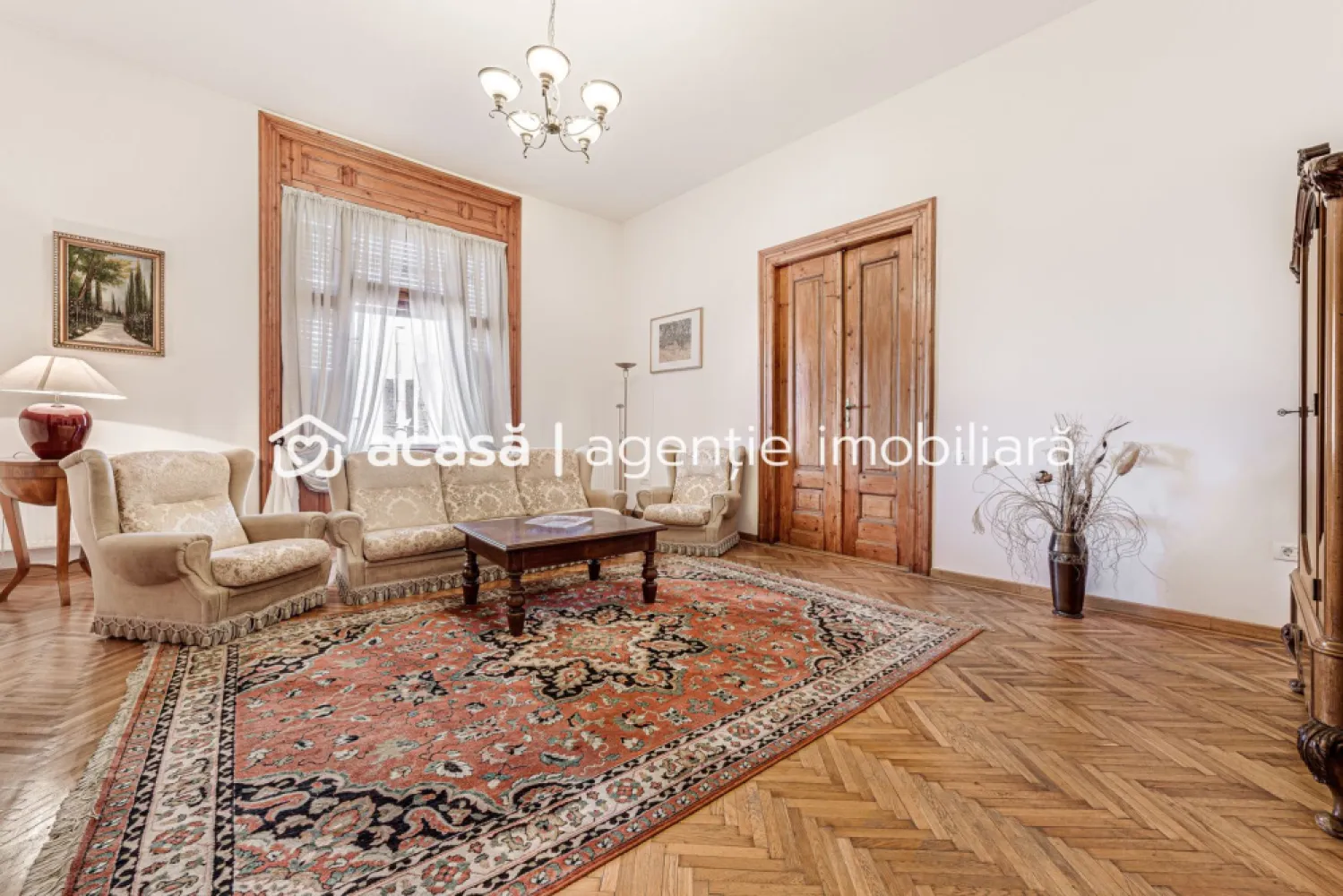 Bijuterie arhitecturală cu istorie. Confort modern, Ultracentral. - Proprietate de lux complet renovată într-o clădire istorică, situată ultracentral în Arad! 
Aceasta este o oportunitate foarte rară pentru cei care apreciază eleganța, spațiul generos și avantajele unei locații premium.

Date tehnice:

Suprafață utilă: 175 mp.
Istorie și eleganță: Construit în anul 1913 de către marele arhitect Lajos Szantay, renovat cu grijă la detalii și finisaje clasice de calitate. Fațada și acoperișul clădirii au fost reabilitate complet in cursul anului 2024.
Spațiu și confort: 4 camere luminoase, 2 băi moderne (una cu cadă), bucătărie funcțională, 3 balcoane superbe.

Visezi la o locuință impresionantă, care îmbină luxul modern cu farmecul istoric? 

Acest apartament oferă o experiență de viață unică. Fiecare detaliu, de la designul clasic la reabilitarea completă a clădirii, confirmă statutul și eleganța unui spațiu exclusivist.

Nu rata ocazia de a deține și locui într-o proprietate deosebită!
Programează o vizionare chiar astăzi: 📞 Contact: 0757662907 Andrei Caracioni, consultant imobiliar Acasa Atad. 
Nu percepem comision.

Nu dispui de toată suma? Te ajutăm noi gratuit! Îți obținem oferte de la 16 bănci.

Ai o proprietate de vânzare în Arad și vrei să știi cât valorează cu adevărat?
Sună-mă pentru o evaluare gratuită, fără obligații.

Birou: ACASĂ | Agenție imobiliară Arad
Bulevardul Decebal 2, Arad 310133

Cod proprietate: CP2206597