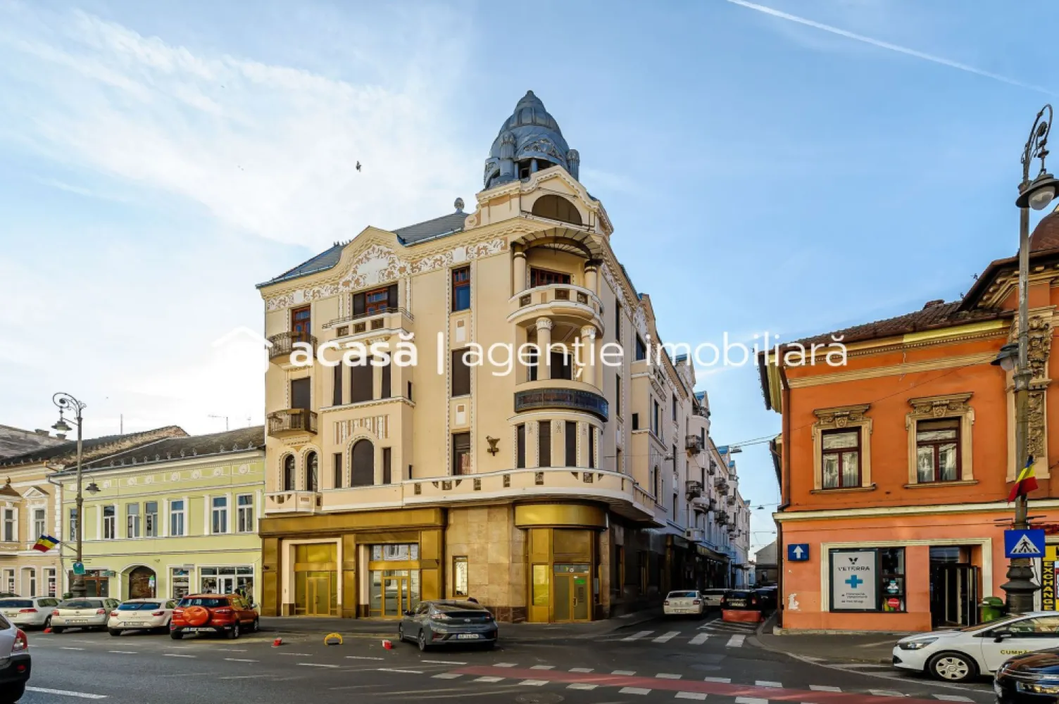 Bijuterie arhitecturală cu istorie. Confort modern, Ultracentral. - Proprietate de lux complet renovată într-o clădire istorică, situată ultracentral în Arad! 
Aceasta este o oportunitate foarte rară pentru cei care apreciază eleganța, spațiul generos și avantajele unei locații premium.

Date tehnice:

Suprafață utilă: 175 mp.
Istorie și eleganță: Construit în anul 1913 de către marele arhitect Lajos Szantay, renovat cu grijă la detalii și finisaje clasice de calitate. Fațada și acoperișul clădirii au fost reabilitate complet in cursul anului 2024.
Spațiu și confort: 4 camere luminoase, 2 băi moderne (una cu cadă), bucătărie funcțională, 3 balcoane superbe.

Visezi la o locuință impresionantă, care îmbină luxul modern cu farmecul istoric? 

Acest apartament oferă o experiență de viață unică. Fiecare detaliu, de la designul clasic la reabilitarea completă a clădirii, confirmă statutul și eleganța unui spațiu exclusivist.

Nu rata ocazia de a deține și locui într-o proprietate deosebită!
Programează o vizionare chiar astăzi: 📞 Contact: 0757662907 Andrei Caracioni, consultant imobiliar Acasa Atad. 
Nu percepem comision.

Nu dispui de toată suma? Te ajutăm noi gratuit! Îți obținem oferte de la 16 bănci.

Ai o proprietate de vânzare în Arad și vrei să știi cât valorează cu adevărat?
Sună-mă pentru o evaluare gratuită, fără obligații.

Birou: ACASĂ | Agenție imobiliară Arad
Bulevardul Decebal 2, Arad 310133

Cod proprietate: CP2206597