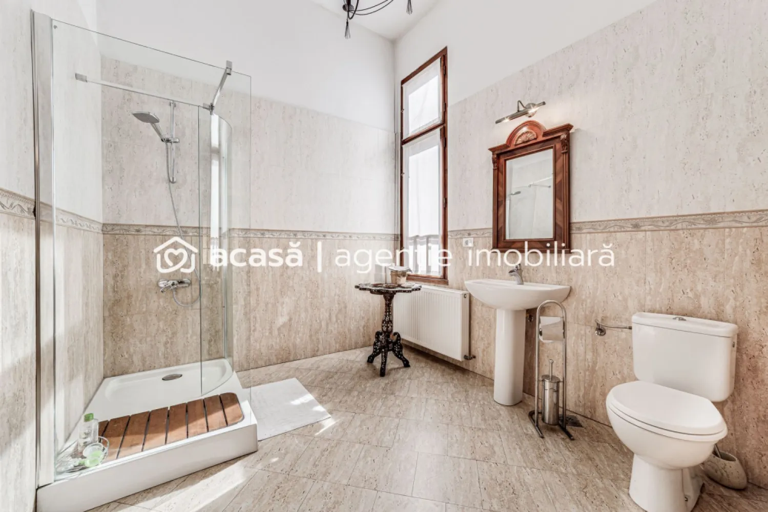 Bijuterie arhitecturală cu istorie. Confort modern, Ultracentral.