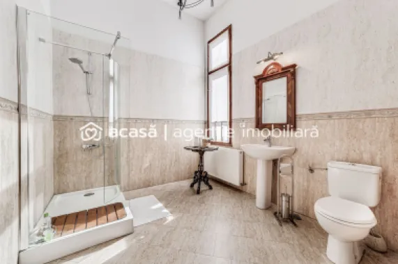 Bijuterie arhitecturală cu istorie. Confort modern, Ultracentral.
