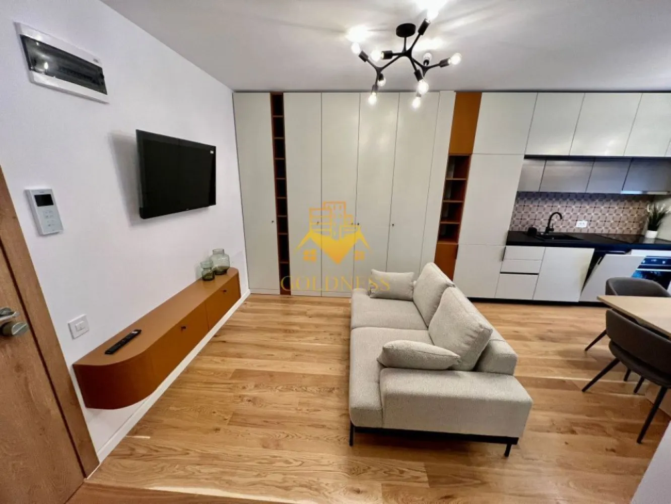 2 camere, Premium,AC, parcare subterana,Zorilor Zona UMF,Louis Pasteur - GOLDNESS Imobiliare vă propune spre închiriere un apartament cu 2 camere complet mobilat și utilat, la etajul 3 într-un imobil de 4 etaje, in zona centrala. Apartamentul este compartimentat astfel:

 - dormitor cu pat matrimonial, dressing, noptiere
 - living cu bucatarie open-space complet utilată, canapea extensibla, loc de servit masa 
 - baie cu cabina de dus, calorifer port prosop inox și dulap pentru depozitare.
 - balcon de 10 mp.
 

Imobilul este dotat cu toate cele necesare- centrală proprie, mașină de spălat haine, frigider, plită electrică, hotă, TV, etc. 
Se află în apropierea stațiilor de transport în comun, magazine, restaurante, spații verzi, farmacii, etc. 
Dispune de loc de parcare subterana!

Dacă sunteți interesați de acest apartament și doriți să îl vizionați, dar și pentru alte oferte sau detalii nu ezitați să ne contactați telefonic sau prin e-mail - goldnessimobiliare@gmail.com. Vă stăm la dispoziție!