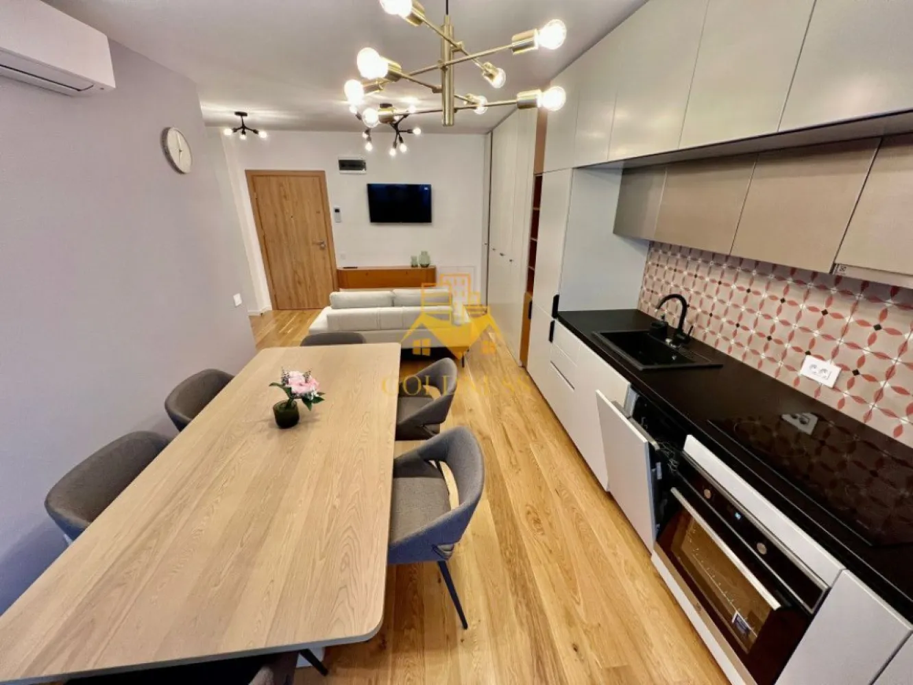 2 camere, Premium,AC, parcare subterana,Zorilor Zona UMF,Louis Pasteur - GOLDNESS Imobiliare vă propune spre închiriere un apartament cu 2 camere complet mobilat și utilat, la etajul 3 într-un imobil de 4 etaje, in zona centrala. Apartamentul este compartimentat astfel:

 - dormitor cu pat matrimonial, dressing, noptiere
 - living cu bucatarie open-space complet utilată, canapea extensibla, loc de servit masa 
 - baie cu cabina de dus, calorifer port prosop inox și dulap pentru depozitare.
 - balcon de 10 mp.
 

Imobilul este dotat cu toate cele necesare- centrală proprie, mașină de spălat haine, frigider, plită electrică, hotă, TV, etc. 
Se află în apropierea stațiilor de transport în comun, magazine, restaurante, spații verzi, farmacii, etc. 
Dispune de loc de parcare subterana!

Dacă sunteți interesați de acest apartament și doriți să îl vizionați, dar și pentru alte oferte sau detalii nu ezitați să ne contactați telefonic sau prin e-mail - goldnessimobiliare@gmail.com. Vă stăm la dispoziție!