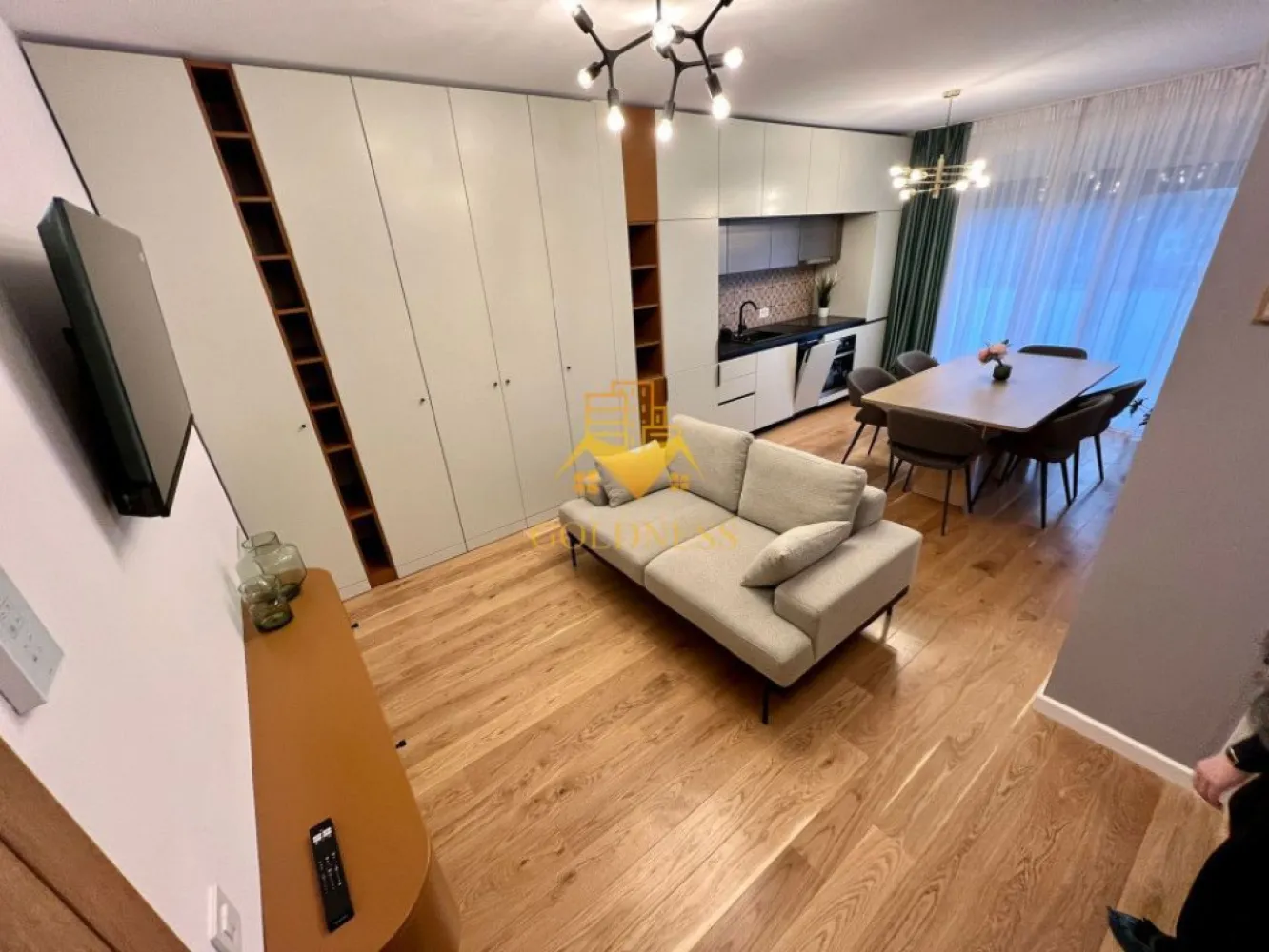 2 camere, Premium,AC, parcare subterana,Zorilor Zona UMF,Louis Pasteur - GOLDNESS Imobiliare vă propune spre închiriere un apartament cu 2 camere complet mobilat și utilat, la etajul 3 într-un imobil de 4 etaje, in zona centrala. Apartamentul este compartimentat astfel:

 - dormitor cu pat matrimonial, dressing, noptiere
 - living cu bucatarie open-space complet utilată, canapea extensibla, loc de servit masa 
 - baie cu cabina de dus, calorifer port prosop inox și dulap pentru depozitare.
 - balcon de 10 mp.
 

Imobilul este dotat cu toate cele necesare- centrală proprie, mașină de spălat haine, frigider, plită electrică, hotă, TV, etc. 
Se află în apropierea stațiilor de transport în comun, magazine, restaurante, spații verzi, farmacii, etc. 
Dispune de loc de parcare subterana!

Dacă sunteți interesați de acest apartament și doriți să îl vizionați, dar și pentru alte oferte sau detalii nu ezitați să ne contactați telefonic sau prin e-mail - goldnessimobiliare@gmail.com. Vă stăm la dispoziție!