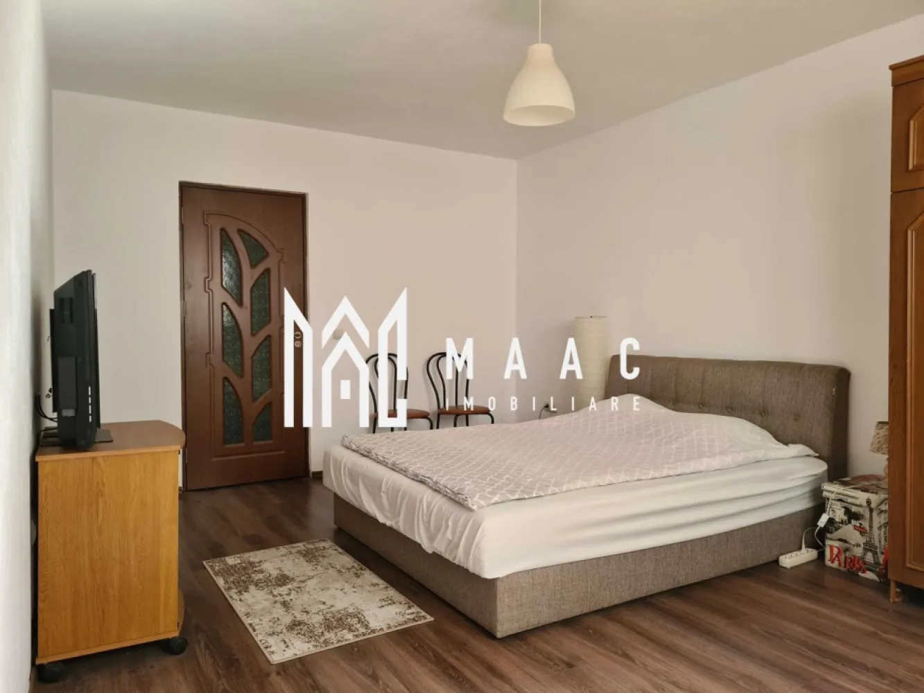 Apartament 2 camere | 58 MPU | Demisol | Strand - MAAC Imobiliare vă propune spre vânzare un apartament cu 2 camere, situat în cartierul Ștrand din Sibiu, într-un imobil construit în anul 2008.

Locuința este amplasată la demisol și oferă o suprafață utilă generoasă, fiind potrivită atât pentru locuit, cât și pentru investiție.

Detalii apartament
Suprafață utilă: 58 mp
Suprafață construită: 70 mp
Compartimentare:
dormitor
living + bucătărie open-space
baie
hol
debara
Dotări și beneficii
Centrală termică proprie
Se vinde mobilat
Electrocasnice incluse:
frigider
cuptor electric
plită electrică
mașină de spălat rufe
Ușă metalică la intrare
Geamuri termopan
Internet prin fibră optică
Avantaje locație
Zonă liniștită – cartier Ștrand
Aproape de:
Parcul Belvedere
stații de autobuz
magazine alimentare
Acces rapid către centrul orașului și punctele de interes
Potrivit pentru

 investiție (închiriere)
 cuplu
 locuință personală

Pentru informații suplimentare, menționează codul ID: CP3080975