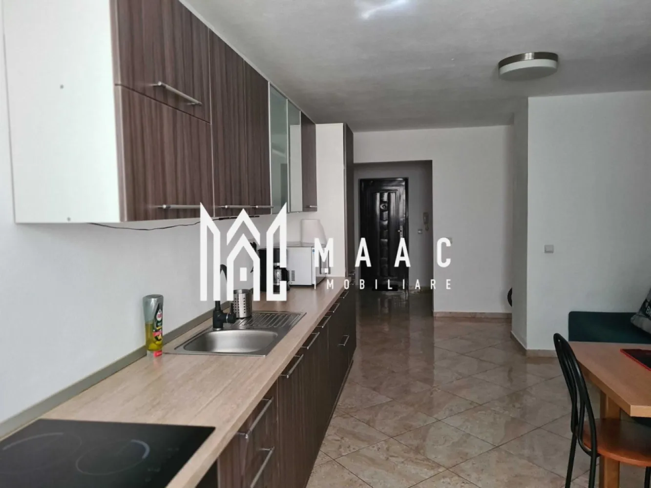 Apartament 2 camere | 58 MPU | Demisol | Strand - MAAC Imobiliare vă propune spre vânzare un apartament cu 2 camere, situat în cartierul Ștrand din Sibiu, într-un imobil construit în anul 2008.

Locuința este amplasată la demisol și oferă o suprafață utilă generoasă, fiind potrivită atât pentru locuit, cât și pentru investiție.

Detalii apartament
Suprafață utilă: 58 mp
Suprafață construită: 70 mp
Compartimentare:
dormitor
living + bucătărie open-space
baie
hol
debara
Dotări și beneficii
Centrală termică proprie
Se vinde mobilat
Electrocasnice incluse:
frigider
cuptor electric
plită electrică
mașină de spălat rufe
Ușă metalică la intrare
Geamuri termopan
Internet prin fibră optică
Avantaje locație
Zonă liniștită – cartier Ștrand
Aproape de:
Parcul Belvedere
stații de autobuz
magazine alimentare
Acces rapid către centrul orașului și punctele de interes
Potrivit pentru

 investiție (închiriere)
 cuplu
 locuință personală

Pentru informații suplimentare, menționează codul ID: CP3080975