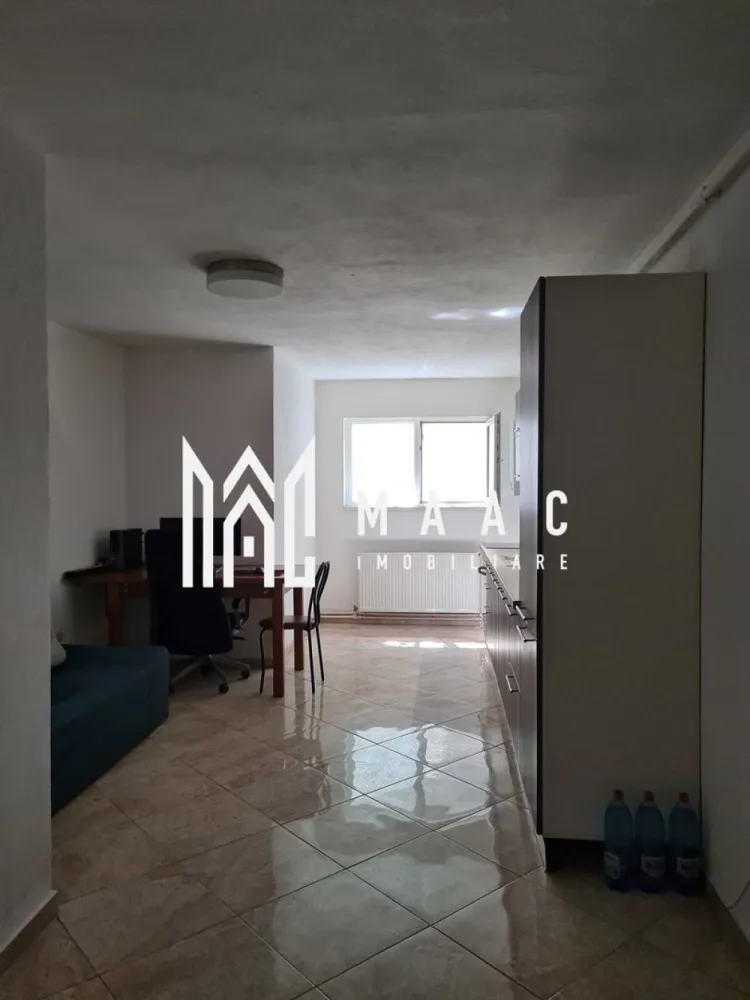Apartament 2 camere | 58 MPU | Demisol | Strand - MAAC Imobiliare vă propune spre vânzare un apartament cu 2 camere, situat în cartierul Ștrand din Sibiu, într-un imobil construit în anul 2008.

Locuința este amplasată la demisol și oferă o suprafață utilă generoasă, fiind potrivită atât pentru locuit, cât și pentru investiție.

Detalii apartament
Suprafață utilă: 58 mp
Suprafață construită: 70 mp
Compartimentare:
dormitor
living + bucătărie open-space
baie
hol
debara
Dotări și beneficii
Centrală termică proprie
Se vinde mobilat
Electrocasnice incluse:
frigider
cuptor electric
plită electrică
mașină de spălat rufe
Ușă metalică la intrare
Geamuri termopan
Internet prin fibră optică
Avantaje locație
Zonă liniștită – cartier Ștrand
Aproape de:
Parcul Belvedere
stații de autobuz
magazine alimentare
Acces rapid către centrul orașului și punctele de interes
Potrivit pentru

 investiție (închiriere)
 cuplu
 locuință personală

Pentru informații suplimentare, menționează codul ID: CP3080975