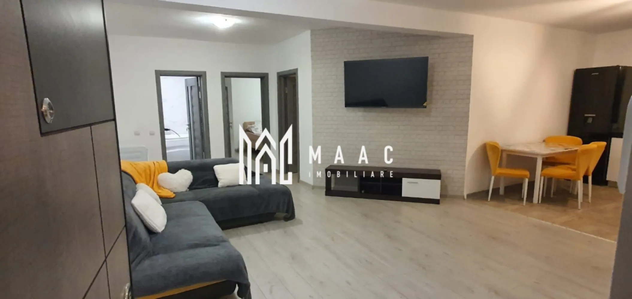 Apartament 3 camere | Etaj 3 | 72 mpu | Modern | Aleea Sevis - MAAC Imobiliare vă propune spre închiriere un apartament cu 3 camere, decomandat, situat într-o zonă apreciată a orașului, pe Aleea Seviș, cartier Hipodrom III.

Apartamentul are o suprafață utilă de 72 mp și este amplasat la etajul 3 din 4 al unui imobil bine întreținut. Compartimentarea este practică și modernă, fiind compus din două dormitoare, living generos cu bucătărie open-space, baie dotată cu jacuzzi și balcon de 4 mp, ideal pentru relaxare.

Locuința se închiriază complet mobilată și utilată, cu finisaje moderne, oferind un nivel ridicat de confort. Beneficiază de centrală termică proprie cu calorifere, asigurând eficiență energetică și costuri reduse de întreținere.

Condiții de închiriere:

Contract pe perioadă minimă de 12 luni

Garanție: echivalentul unei chirii lunare

Nu se acceptă animale de companie

Apartamentul este ideal pentru persoane sau familii care își doresc un spațiu modern, bine poziționat și gata de mutare imediată.

Pentru mai multe detalii sau pentru programarea unei vizionări, MAAC Imobiliare vă stă cu drag la dispoziție.
ID: CP2868761.