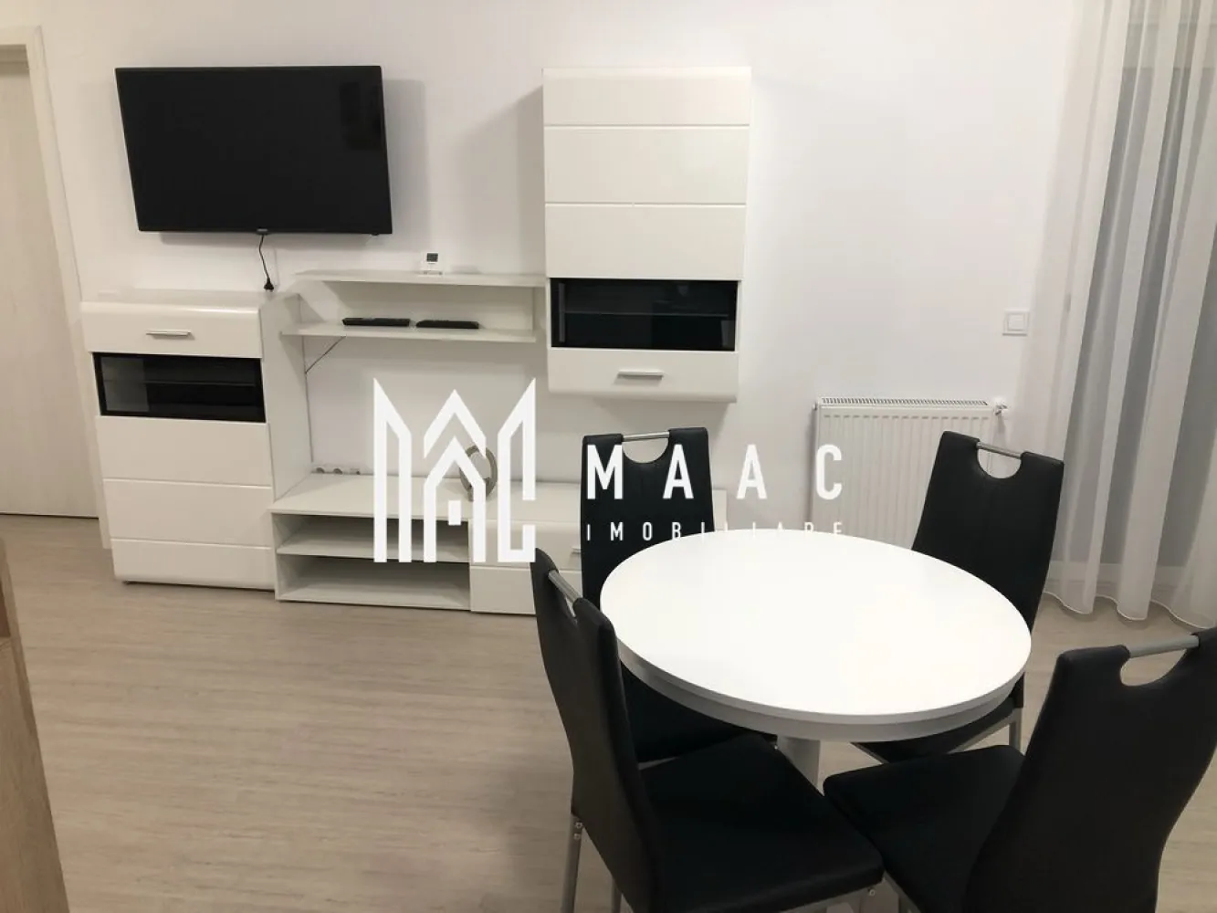 Apartament 2 camere | Balcon | Parcare | Cartierul Arhitectilor - MAAC Imobiliare vă propune spre închiriere un apartament cu 2 camere, complet mobilat și utilat, situat într-o zonă accesibilă și liniștită din Sibiu.
Locuința este pregătită pentru mutare imediată și oferă confortul necesar pentru locuire pe termen lung.

Detalii apartament
Suprafață utilă: 55 mp
2 camere
Balcon
Loc de parcare inclus
Dotări și avantaje
Complet mobilat și utilat
Spațiu bine compartimentat
Locuință luminoasă și practică
Gata de mutare
Condiții închiriere
Nu se acceptă animale de companie
Potrivit pentru
 cuplu
 persoană singură
 chirie pe termen lung

Pentru informații suplimentare, menționează codul ID: CP3082281