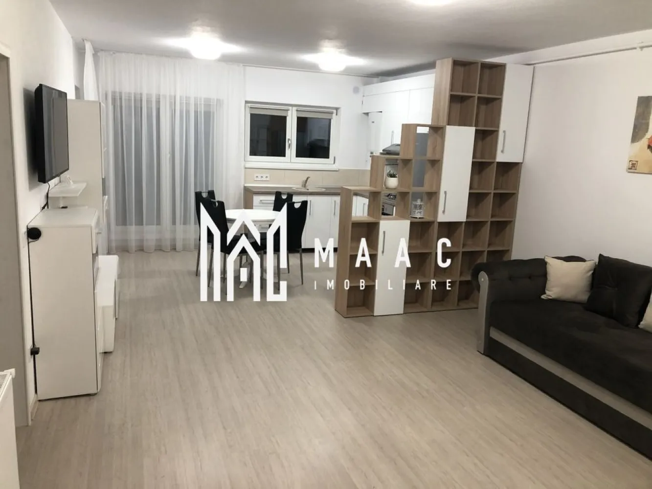 Apartament 2 camere | Balcon | Parcare | Cartierul Arhitectilor - MAAC Imobiliare vă propune spre închiriere un apartament cu 2 camere, complet mobilat și utilat, situat într-o zonă accesibilă și liniștită din Sibiu.
Locuința este pregătită pentru mutare imediată și oferă confortul necesar pentru locuire pe termen lung.

Detalii apartament
Suprafață utilă: 55 mp
2 camere
Balcon
Loc de parcare inclus
Dotări și avantaje
Complet mobilat și utilat
Spațiu bine compartimentat
Locuință luminoasă și practică
Gata de mutare
Condiții închiriere
Nu se acceptă animale de companie
Potrivit pentru
 cuplu
 persoană singură
 chirie pe termen lung

Pentru informații suplimentare, menționează codul ID: CP3082281
