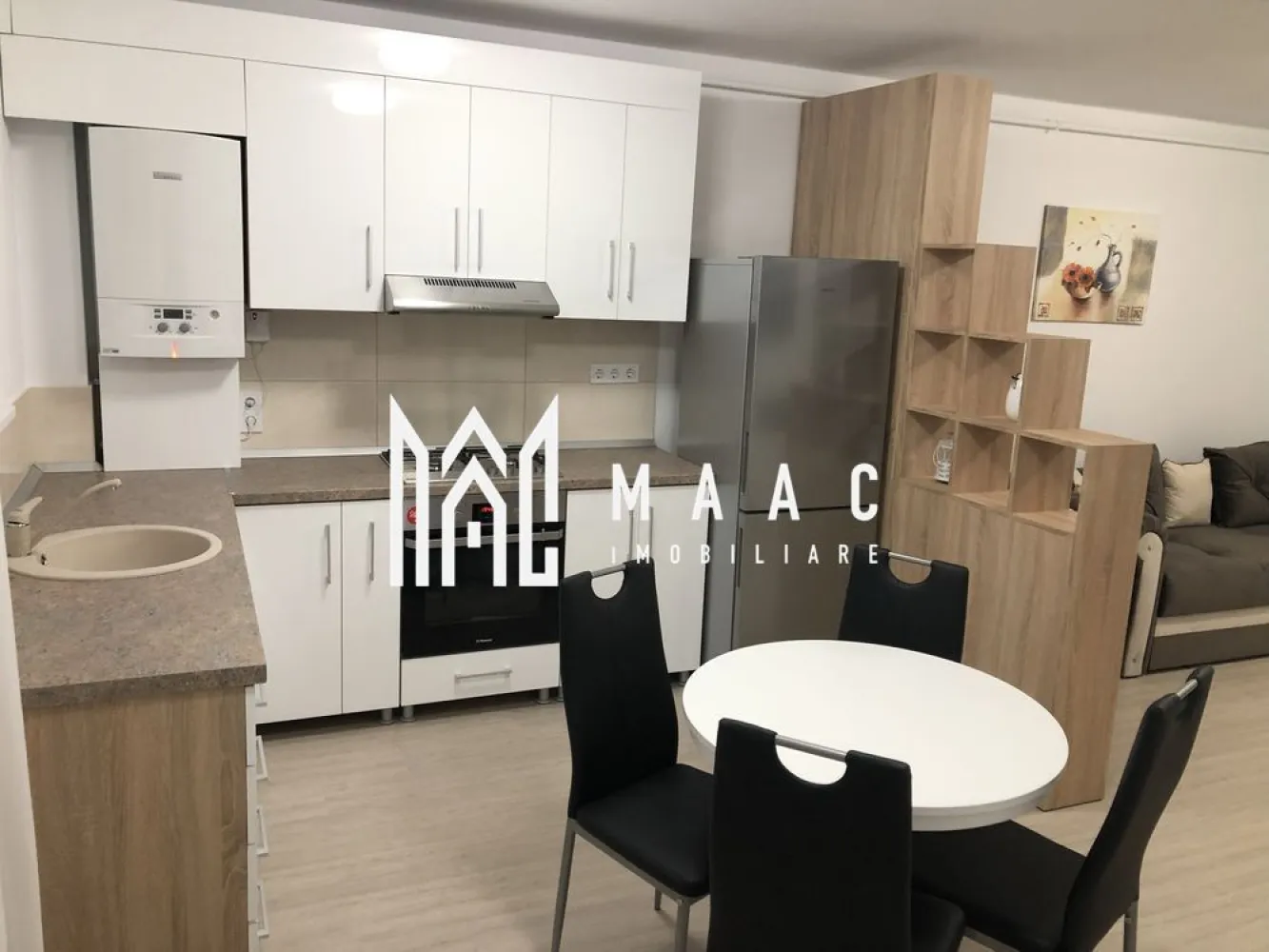Apartament 2 camere | Balcon | Parcare | Cartierul Arhitectilor - MAAC Imobiliare vă propune spre închiriere un apartament cu 2 camere, complet mobilat și utilat, situat într-o zonă accesibilă și liniștită din Sibiu.
Locuința este pregătită pentru mutare imediată și oferă confortul necesar pentru locuire pe termen lung.

Detalii apartament
Suprafață utilă: 55 mp
2 camere
Balcon
Loc de parcare inclus
Dotări și avantaje
Complet mobilat și utilat
Spațiu bine compartimentat
Locuință luminoasă și practică
Gata de mutare
Condiții închiriere
Nu se acceptă animale de companie
Potrivit pentru
 cuplu
 persoană singură
 chirie pe termen lung

Pentru informații suplimentare, menționează codul ID: CP3082281