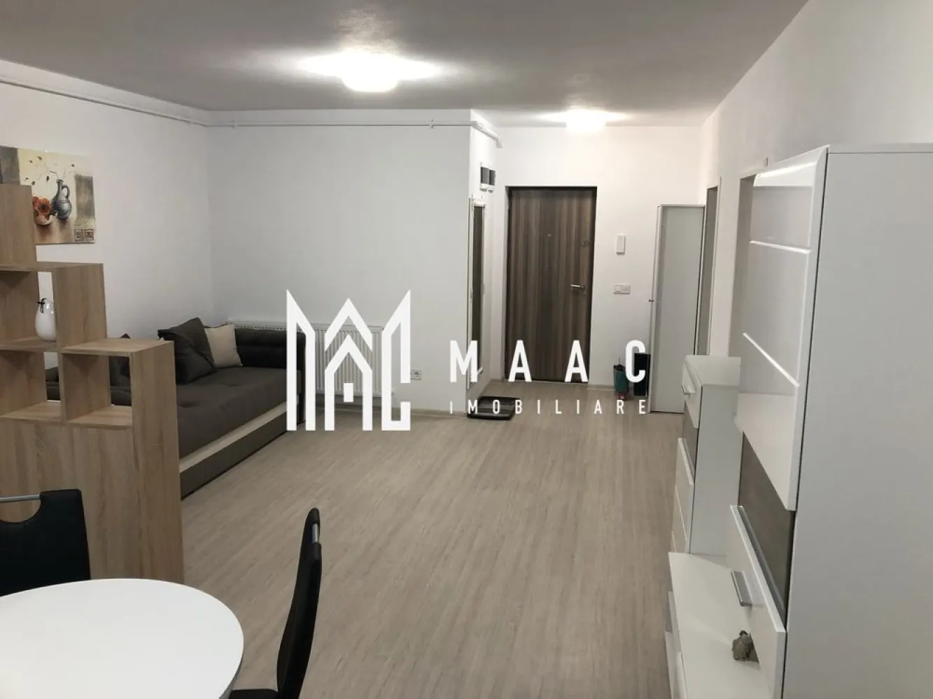 Apartament 2 camere | Balcon | Parcare | Cartierul Arhitectilor - MAAC Imobiliare vă propune spre închiriere un apartament cu 2 camere, complet mobilat și utilat, situat într-o zonă accesibilă și liniștită din Sibiu.
Locuința este pregătită pentru mutare imediată și oferă confortul necesar pentru locuire pe termen lung.

Detalii apartament
Suprafață utilă: 55 mp
2 camere
Balcon
Loc de parcare inclus
Dotări și avantaje
Complet mobilat și utilat
Spațiu bine compartimentat
Locuință luminoasă și practică
Gata de mutare
Condiții închiriere
Nu se acceptă animale de companie
Potrivit pentru
 cuplu
 persoană singură
 chirie pe termen lung

Pentru informații suplimentare, menționează codul ID: CP3082281