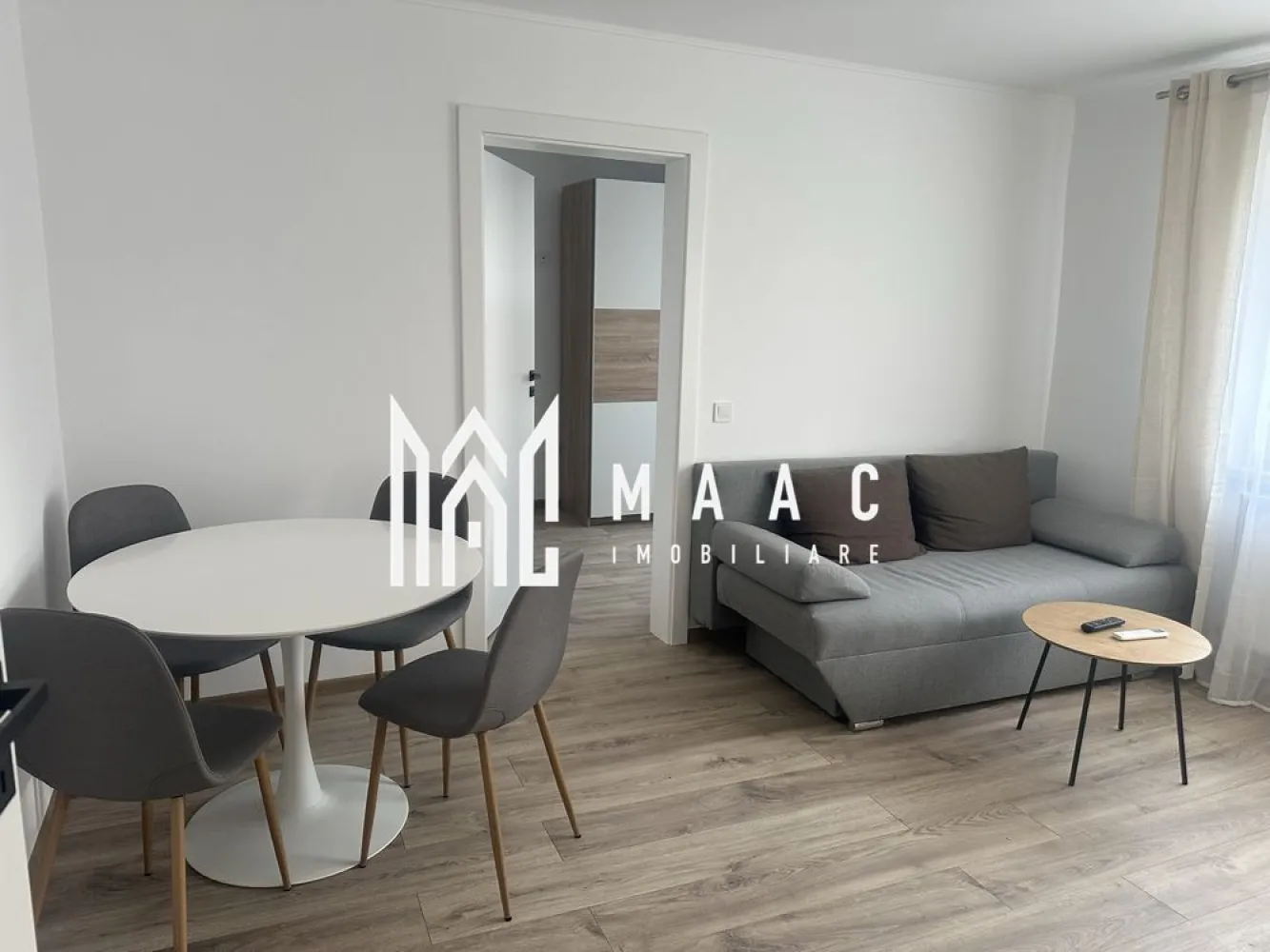 Apartament 3 camere | 45 MPU | Vasile Aaron - MAAC Imobiliare vă propune spre închiriere un apartament cu 3 camere, semidecomandat, situat la etajul 2 al unui imobil amplasat pe strada Semaforului, vis-a-vis de piața agroalimentară. Locuința este ideală pentru persoane sau familii care își doresc confort, acces facil către punctele de interes și un apartament complet pregătit pentru mutare.

Apartamentul este complet renovat și utilat, aflându-se la prima închiriere.

Compartimentare:
living luminos și primitor
2 dormitoare
bucătărie complet mobilată și utilată
baie
hol

Dotări și avantaje:
suprafață utilă de 45 mp
apartament complet renovat
mobilat și utilat modern
prima închiriere
etaj 2
compartimentare practică și funcțională
zonă accesibilă, aproape de magazine și mijloace de transport
situat vis-a-vis de piața agroalimentară

Localizare:
strada Semaforului, într-o zonă bine conectată la principalele puncte de interes din oraș, cu acces rapid către magazine, farmacii, școli și centre comerciale.

Condiții de închiriere:
se percepe garanție echivalentul unei chirii lunare
nu se acceptă animale de companie
disponibil imediat
se caută chiriași serioși pentru colaborare pe termen lung

Pentru mai multe detalii sau pentru programarea unei vizionări, vă rugăm să ne contactați specificand ID: CP3082313