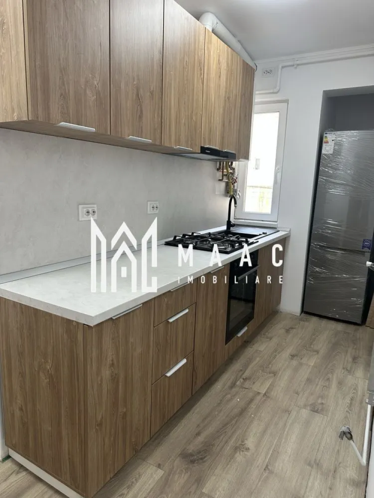 Apartament 3 camere | 45 MPU | Vasile Aaron - MAAC Imobiliare vă propune spre închiriere un apartament cu 3 camere, semidecomandat, situat la etajul 2 al unui imobil amplasat pe strada Semaforului, vis-a-vis de piața agroalimentară. Locuința este ideală pentru persoane sau familii care își doresc confort, acces facil către punctele de interes și un apartament complet pregătit pentru mutare.

Apartamentul este complet renovat și utilat, aflându-se la prima închiriere.

Compartimentare:
living luminos și primitor
2 dormitoare
bucătărie complet mobilată și utilată
baie
hol

Dotări și avantaje:
suprafață utilă de 45 mp
apartament complet renovat
mobilat și utilat modern
prima închiriere
etaj 2
compartimentare practică și funcțională
zonă accesibilă, aproape de magazine și mijloace de transport
situat vis-a-vis de piața agroalimentară

Localizare:
strada Semaforului, într-o zonă bine conectată la principalele puncte de interes din oraș, cu acces rapid către magazine, farmacii, școli și centre comerciale.

Condiții de închiriere:
se percepe garanție echivalentul unei chirii lunare
nu se acceptă animale de companie
disponibil imediat
se caută chiriași serioși pentru colaborare pe termen lung

Pentru mai multe detalii sau pentru programarea unei vizionări, vă rugăm să ne contactați specificand ID: CP3082313