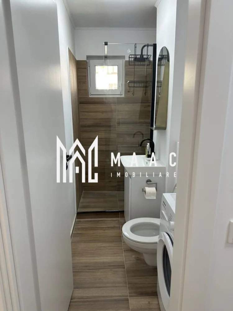 Apartament 3 camere | 45 MPU | Vasile Aaron - MAAC Imobiliare vă propune spre închiriere un apartament cu 3 camere, semidecomandat, situat la etajul 2 al unui imobil amplasat pe strada Semaforului, vis-a-vis de piața agroalimentară. Locuința este ideală pentru persoane sau familii care își doresc confort, acces facil către punctele de interes și un apartament complet pregătit pentru mutare.

Apartamentul este complet renovat și utilat, aflându-se la prima închiriere.

Compartimentare:
living luminos și primitor
2 dormitoare
bucătărie complet mobilată și utilată
baie
hol

Dotări și avantaje:
suprafață utilă de 45 mp
apartament complet renovat
mobilat și utilat modern
prima închiriere
etaj 2
compartimentare practică și funcțională
zonă accesibilă, aproape de magazine și mijloace de transport
situat vis-a-vis de piața agroalimentară

Localizare:
strada Semaforului, într-o zonă bine conectată la principalele puncte de interes din oraș, cu acces rapid către magazine, farmacii, școli și centre comerciale.

Condiții de închiriere:
se percepe garanție echivalentul unei chirii lunare
nu se acceptă animale de companie
disponibil imediat
se caută chiriași serioși pentru colaborare pe termen lung

Pentru mai multe detalii sau pentru programarea unei vizionări, vă rugăm să ne contactați specificand ID: CP3082313
