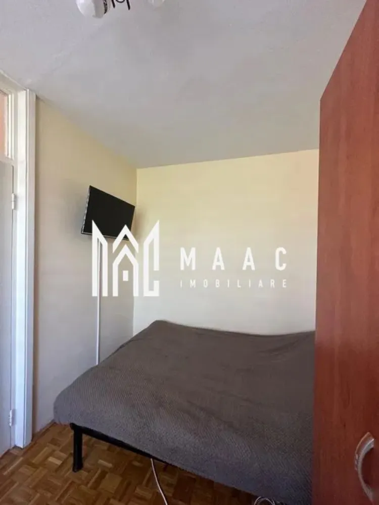 Apartament 2 Camere I Etaj 4 I Mobilat I zona Cedonia - Se oferă spre închiriere apartament cu 2 camere, situat in Cedonia într-o zonă liniștită și foarte bine poziționată din Sibiu.

Locuința are o suprafață de aproximativ 37 mp, este nedecomandată și se află la etajul 4, fiind ideală pentru studenți, cupluri sau persoane active care își doresc acces rapid către toate punctele importante ale orașului.

Caracteristici:
2 camere
Suprafață utilă: aproximativ 40 mp
Etaj 4
Compartimentare practică

Zonă liniștită și accesibilă
Disponibil imediat

Avantaj major – localizare excelentă:

Apartamentul se află în imediata apropiere a:
Liceului Economic
Liceului Pedagogic
Facultății de Inginerie
Facultății de Litere
Facultății de Științe Economice
Toate fiind accesibile inclusiv pietonal.

Facilități în apropiere:
Restaurante și cafenele
Magazine și farmacii
Bănci și servicii
Parcuri și zone verzi pentru relaxare
Acces rapid către transportul public

Un apartament bine poziționat, ideal pentru cei care caută confort, accesibilitate și conexiune rapidă către zonele educaționale și comerciale ale orașului.

Pentru informati si vizionari: CP3082418