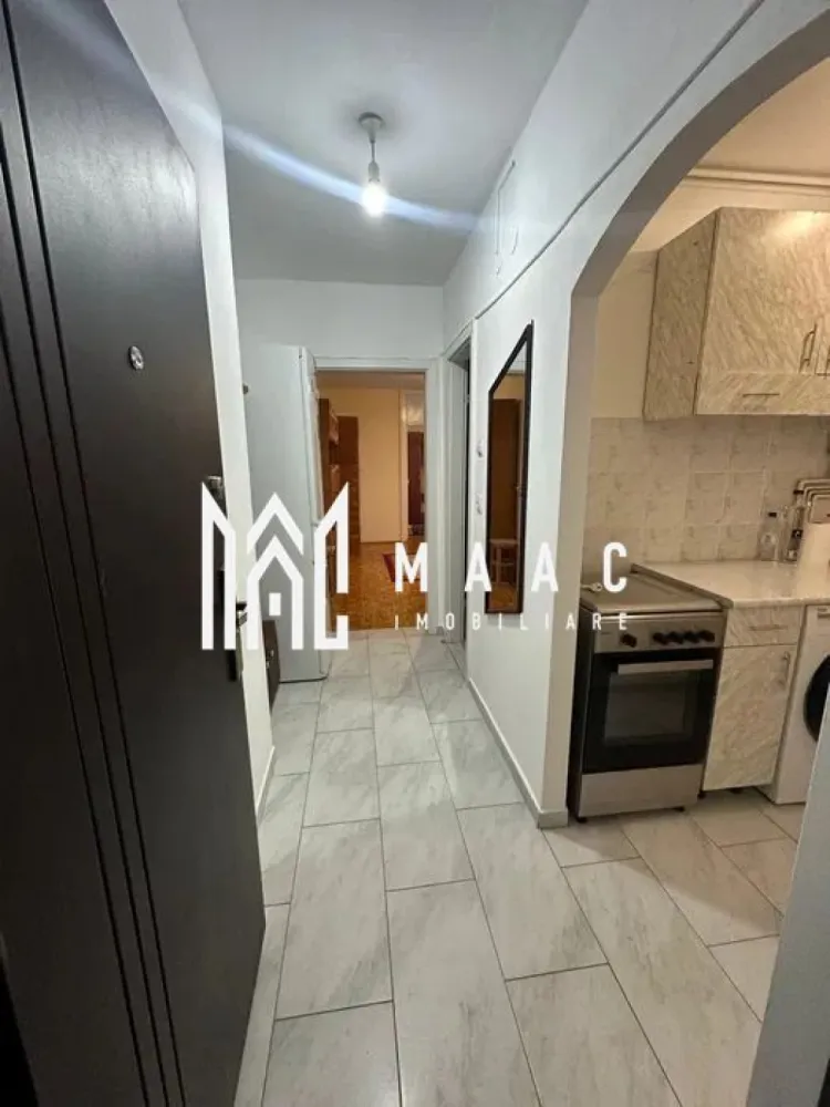 Apartament 2 Camere I Etaj 4 I Mobilat I zona Cedonia - Se oferă spre închiriere apartament cu 2 camere, situat in Cedonia într-o zonă liniștită și foarte bine poziționată din Sibiu.

Locuința are o suprafață de aproximativ 37 mp, este nedecomandată și se află la etajul 4, fiind ideală pentru studenți, cupluri sau persoane active care își doresc acces rapid către toate punctele importante ale orașului.

Caracteristici:
2 camere
Suprafață utilă: aproximativ 40 mp
Etaj 4
Compartimentare practică

Zonă liniștită și accesibilă
Disponibil imediat

Avantaj major – localizare excelentă:

Apartamentul se află în imediata apropiere a:
Liceului Economic
Liceului Pedagogic
Facultății de Inginerie
Facultății de Litere
Facultății de Științe Economice
Toate fiind accesibile inclusiv pietonal.

Facilități în apropiere:
Restaurante și cafenele
Magazine și farmacii
Bănci și servicii
Parcuri și zone verzi pentru relaxare
Acces rapid către transportul public

Un apartament bine poziționat, ideal pentru cei care caută confort, accesibilitate și conexiune rapidă către zonele educaționale și comerciale ale orașului.

Pentru informati si vizionari: CP3082418