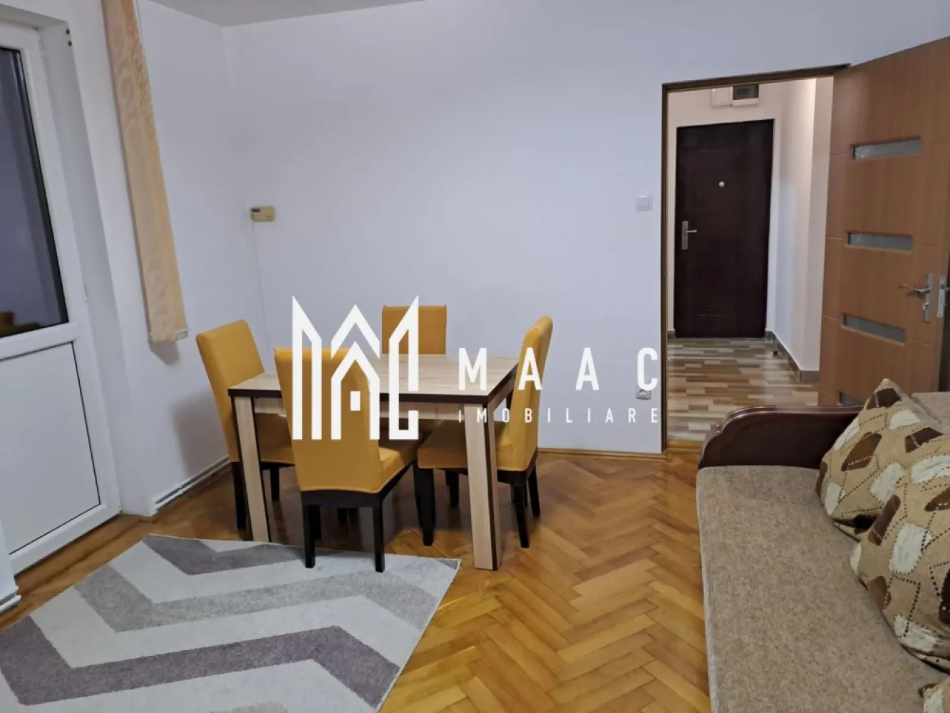 Apartament 2 camere de inchiriat | Zona Mihai Viteazu - MAAC Imobiliare vă propune spre închiriere un apartament cu 2 camere, situat în zona Mihai Viteazu, una dintre cele mai apreciate și bine conectate zone ale orașului Sibiu.

Proprietatea este amplasată la etajul 3 al unui imobil bine întreținut și se remarcă printr-o compartimentare practică și un ambient plăcut. Apartamentul dispune de un living spațios și luminos, un dormitor confortabil, bucătărie complet utilată și o baie modernă, toate amenajate cu bun gust.

Un avantaj important al locuinței îl reprezintă balconul, ideal pentru momente de relaxare sau pentru a vă bucura de aer liber.

Zona Mihai Viteazu oferă acces rapid către centre comerciale, supermarketuri, instituții de învățământ, mijloace de transport în comun și alte puncte de interes, fiind ideală atât pentru cupluri, cât și pentru persoane active.

Pentru mai multe informații sau pentru a programa o vizionare, nu ezitați să contactați echipa MAAC Imobiliare. Suntem aici să vă ajutăm să găsiți locuința potrivită! 
Va rugam sa specificati CP3082450