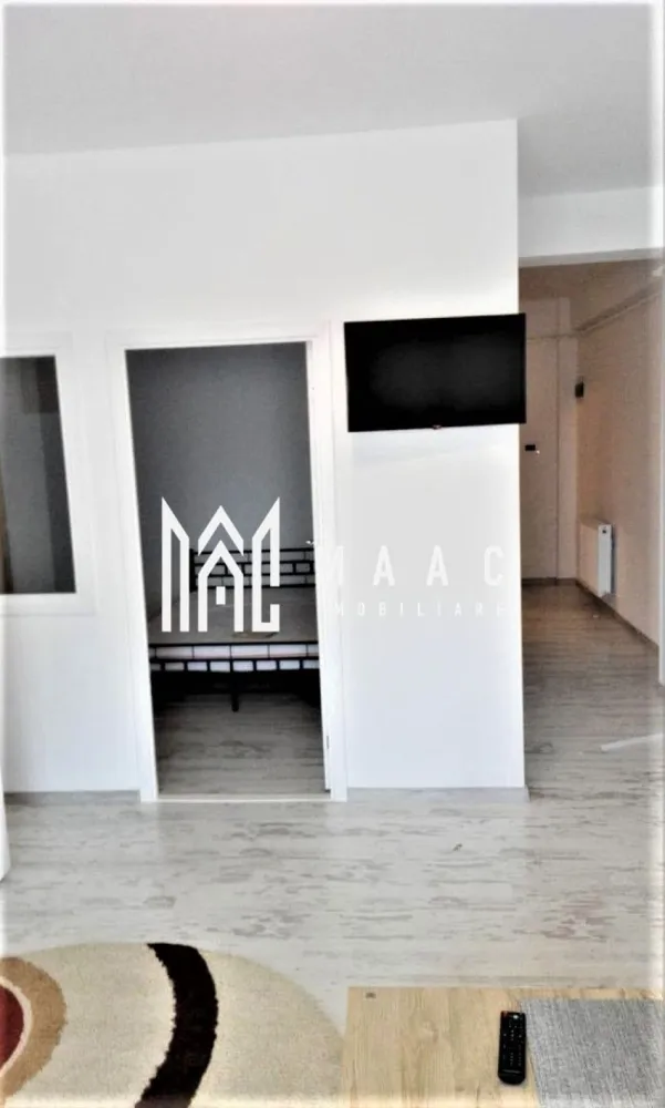 Apartament 2 camere | Balcon | Lift | Doamna Stanca - MAAC Imobiliare vă propune spre închiriere un apartament cochet și modern, situat într-o zonă liniștită, în apropierea marilor centre comerciale. Proprietatea este ideală pentru persoane singure sau cupluri care își doresc confort, accesibilitate și un spațiu bine organizat.

Apartamentul este amplasat la parterul unui imobil cu 6 etaje și beneficiază de o compartimentare practică și funcțională.

Compartimentare:
living luminos cu bucătărie open space
dormitor primitor
baie
hol

Dotări și avantaje:
apartament modern și bine întreținut
bucătărie open space complet funcțională
loc de parcare privat inclus
imobil dotat cu 2 lifturi
zonă liniștită și accesibilă
compartimentare eficientă pentru confort sporit

Localizare:
situat într-o zonă cu acces rapid către marile centre comerciale, magazine, farmacii, restaurante și mijloace de transport.

Condiții de închiriere:
disponibil imediat
se percepe garanție echivalentul unei chirii lunare
se caută chiriași serioși pentru contract pe termen lung

Pentru mai multe detalii sau pentru programarea unei vizionări, vă rugăm să ne contactați specificand ID: CP3082459