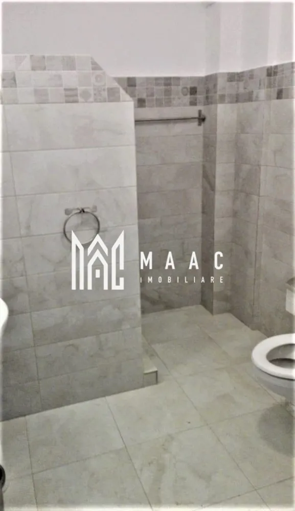 Apartament 2 camere | Balcon | Lift | Doamna Stanca - MAAC Imobiliare vă propune spre închiriere un apartament cochet și modern, situat într-o zonă liniștită, în apropierea marilor centre comerciale. Proprietatea este ideală pentru persoane singure sau cupluri care își doresc confort, accesibilitate și un spațiu bine organizat.

Apartamentul este amplasat la parterul unui imobil cu 6 etaje și beneficiază de o compartimentare practică și funcțională.

Compartimentare:
living luminos cu bucătărie open space
dormitor primitor
baie
hol

Dotări și avantaje:
apartament modern și bine întreținut
bucătărie open space complet funcțională
loc de parcare privat inclus
imobil dotat cu 2 lifturi
zonă liniștită și accesibilă
compartimentare eficientă pentru confort sporit

Localizare:
situat într-o zonă cu acces rapid către marile centre comerciale, magazine, farmacii, restaurante și mijloace de transport.

Condiții de închiriere:
disponibil imediat
se percepe garanție echivalentul unei chirii lunare
se caută chiriași serioși pentru contract pe termen lung

Pentru mai multe detalii sau pentru programarea unei vizionări, vă rugăm să ne contactați specificand ID: CP3082459