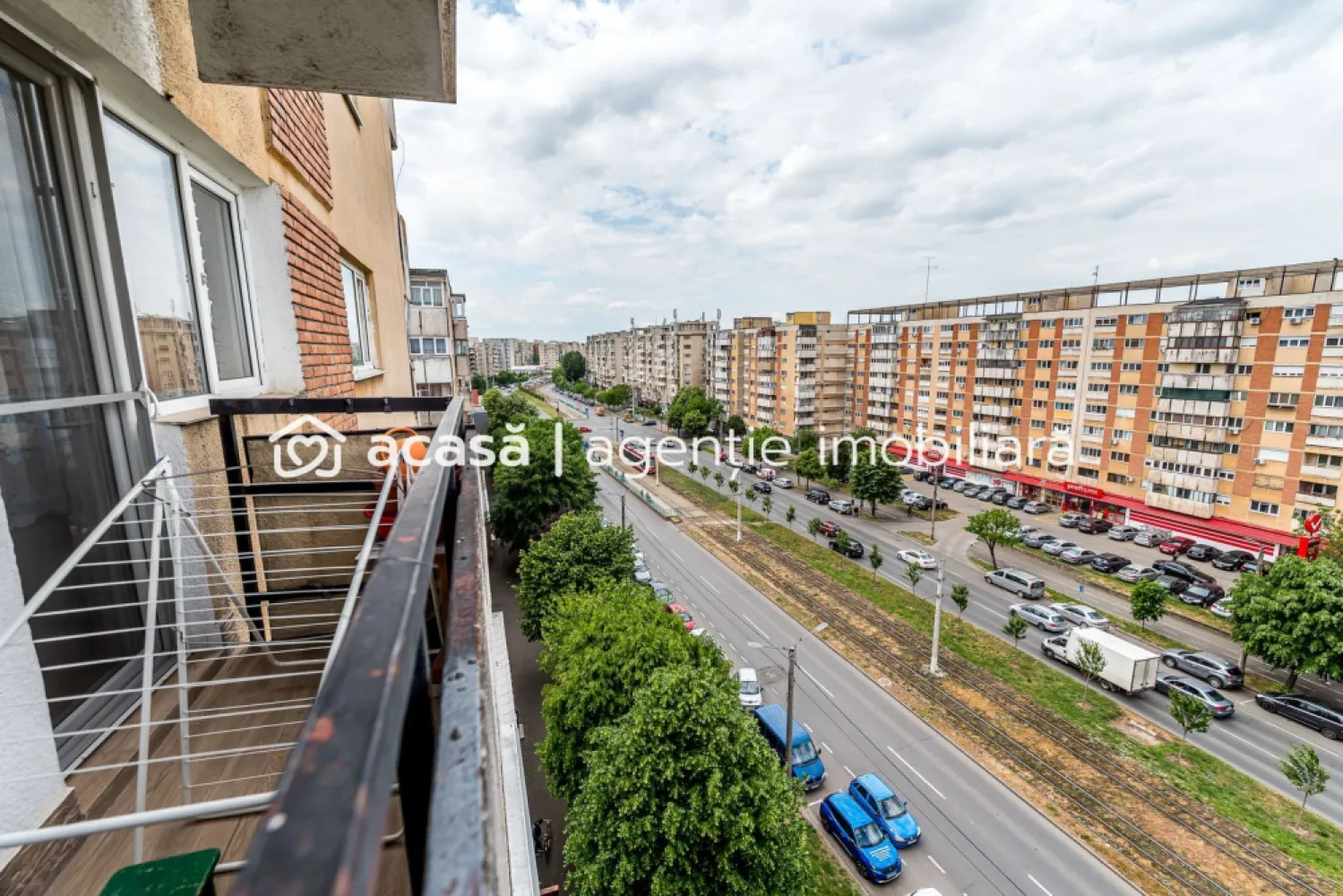 79.900 € | Vlaicu (între UTA și Lebăda) | 2 camere decomandat | lift - Dacă vrei un apartament mare, bine poziționat și ușor de personalizat, acesta din Vlaicu e o alegere foarte bună. Apartamentul se află în în blocul I.3, între stațiile UTA și Lebăda, ceea ce înseamnă acces rapid la transport și la facilitățile zonei.

Apartamentul are 80 mp conform CF, este decomandat și se află la etajul 7 din 8. Ai lift modern, centrală termică și un balcon cu acces atât din living, cât și din bucătărie — un detaliu care face spațiul mai plăcut și mai practic. În plus, cele două debarale ajută mult la depozitare, mai ales într-o locuință de familie.

Necesită renovare, iar asta îți dă libertatea să îl faci exact pe gustul tău, fără să plătești finisaje făcute superficial.

Preț listare: 79.900 EURO / comision zero

Dacă dorești detaliile complete, scrie-mi pe WhatsApp și stabilim o vizionare.
Telefon/WhatsApp: 0761 899 230 – Mihai Molnar
Consultantul tău imobiliar