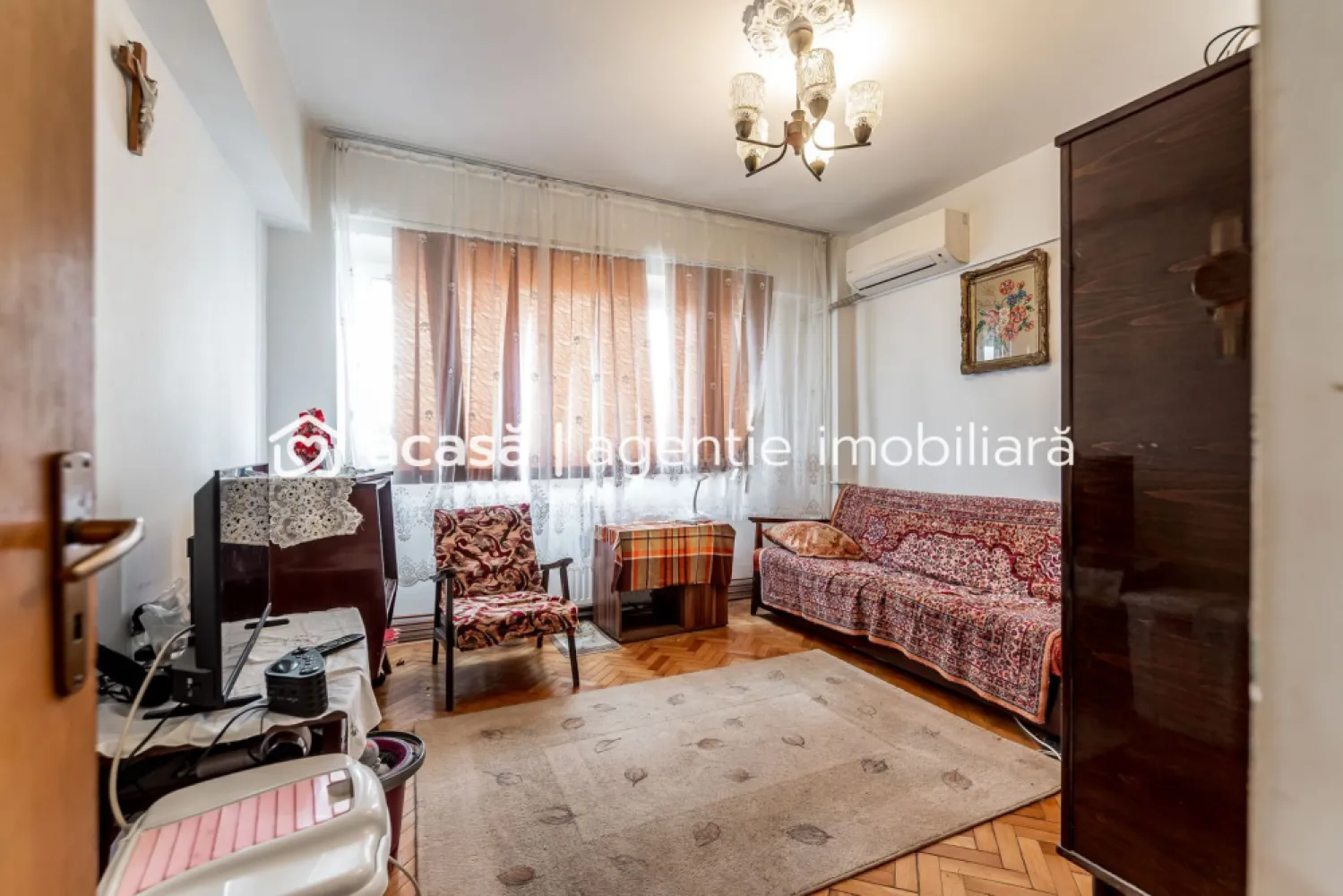 79.900 € | Vlaicu (între UTA și Lebăda) | 2 camere decomandat | lift - Dacă vrei un apartament mare, bine poziționat și ușor de personalizat, acesta din Vlaicu e o alegere foarte bună. Apartamentul se află în în blocul I.3, între stațiile UTA și Lebăda, ceea ce înseamnă acces rapid la transport și la facilitățile zonei.

Apartamentul are 80 mp conform CF, este decomandat și se află la etajul 7 din 8. Ai lift modern, centrală termică și un balcon cu acces atât din living, cât și din bucătărie — un detaliu care face spațiul mai plăcut și mai practic. În plus, cele două debarale ajută mult la depozitare, mai ales într-o locuință de familie.

Necesită renovare, iar asta îți dă libertatea să îl faci exact pe gustul tău, fără să plătești finisaje făcute superficial.

Preț listare: 79.900 EURO / comision zero

Dacă dorești detaliile complete, scrie-mi pe WhatsApp și stabilim o vizionare.
Telefon/WhatsApp: 0761 899 230 – Mihai Molnar
Consultantul tău imobiliar