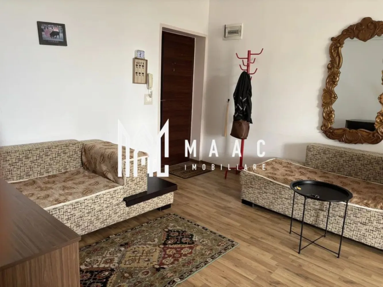 Apartament 3 Camere I Gradina I Loc Parcare I Magnolia - Se oferă spre închiriere apartament cu 3 camere decomandate, situat la parterul unui imobil din ansamblul Magnolia – Calea Șurii Mici, una dintre cele mai moderne și dinamice zone rezidențiale din Sibiu.

Locuința se remarcă prin avantajul rar al unei curți proprii de aproximativ 70 mp, oferind confortul unei case, alături de beneficiile unui apartament modern.

Caracteristici:
3 camere decomandate
Parter
Complet mobilat și utilat
Curte proprie de aproximativ 70 mp
Loc de parcare inclus
Compartimentare practică și spațioasă
Disponibil imediat
Avantaje:
Ideal pentru familie sau persoane care își doresc spațiu exterior privat
Curtea este perfectă pentru relaxare, zonă verde sau petrecerea timpului în aer liber
Zonă modernă, în continuă dezvoltare
Acces rapid către oraș și facilități comerciale
Apartament pregătit pentru mutare imediată
Localizare:
Magnolia – Calea Șurii Mici
Cartier nou, apreciat pentru liniște și accesibilitate

O proprietate modernă și practică, ce oferă combinația ideală între confortul unui apartament și avantajele unei curți private.

Pentru informati si vizionari: CP3082863