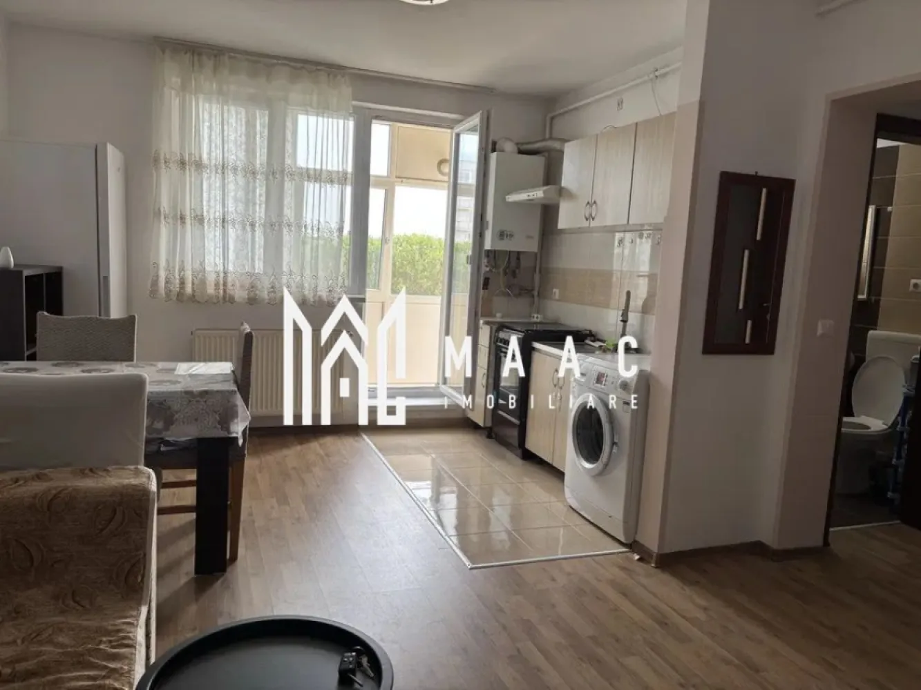 Apartament 3 Camere I Gradina I Loc Parcare I Magnolia - Se oferă spre închiriere apartament cu 3 camere decomandate, situat la parterul unui imobil din ansamblul Magnolia – Calea Șurii Mici, una dintre cele mai moderne și dinamice zone rezidențiale din Sibiu.

Locuința se remarcă prin avantajul rar al unei curți proprii de aproximativ 70 mp, oferind confortul unei case, alături de beneficiile unui apartament modern.

Caracteristici:
3 camere decomandate
Parter
Complet mobilat și utilat
Curte proprie de aproximativ 70 mp
Loc de parcare inclus
Compartimentare practică și spațioasă
Disponibil imediat
Avantaje:
Ideal pentru familie sau persoane care își doresc spațiu exterior privat
Curtea este perfectă pentru relaxare, zonă verde sau petrecerea timpului în aer liber
Zonă modernă, în continuă dezvoltare
Acces rapid către oraș și facilități comerciale
Apartament pregătit pentru mutare imediată
Localizare:
Magnolia – Calea Șurii Mici
Cartier nou, apreciat pentru liniște și accesibilitate

O proprietate modernă și practică, ce oferă combinația ideală între confortul unui apartament și avantajele unei curți private.

Pentru informati si vizionari: CP3082863