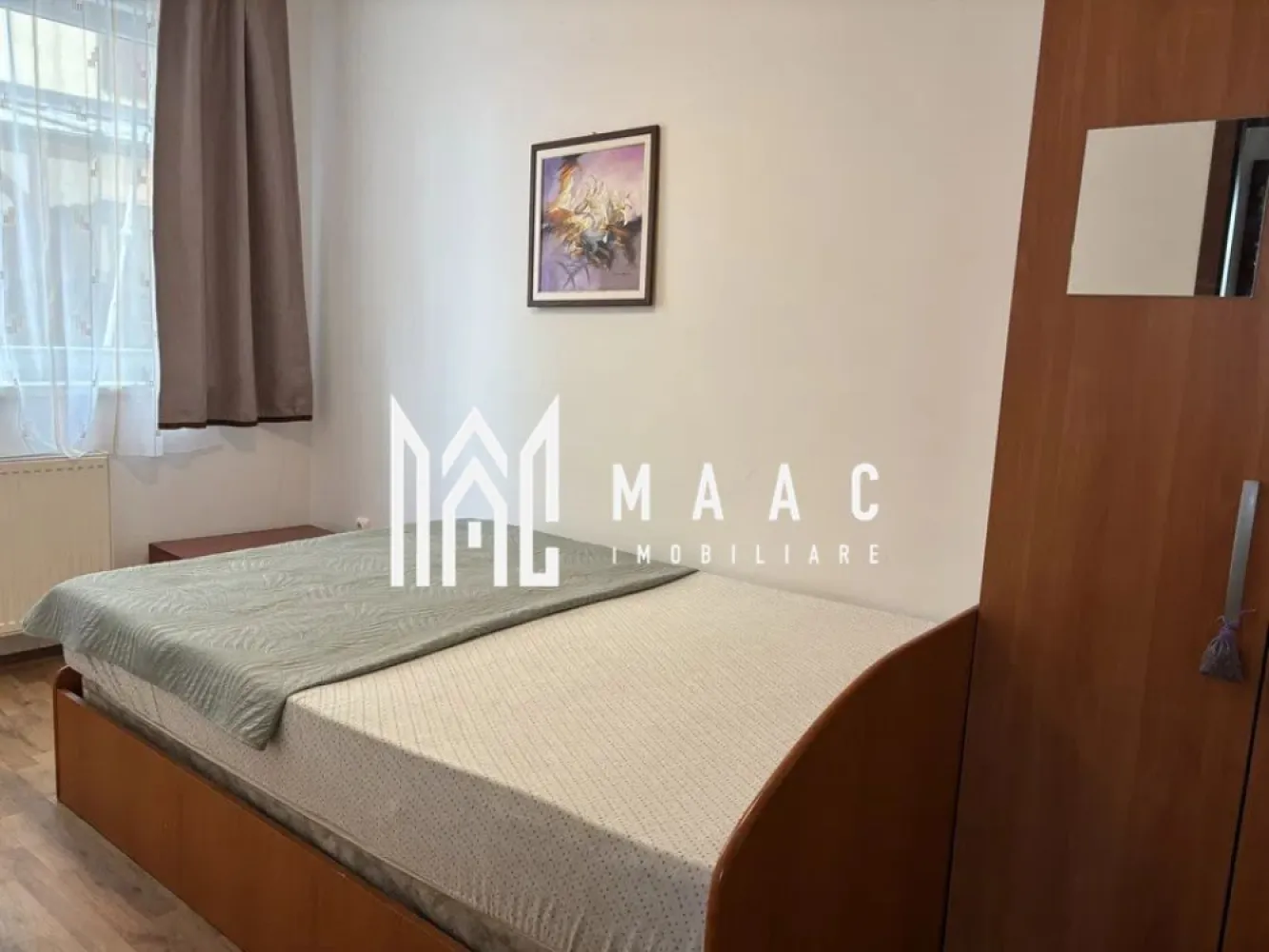 Apartament 3 Camere I Gradina I Loc Parcare I Magnolia - Se oferă spre închiriere apartament cu 3 camere decomandate, situat la parterul unui imobil din ansamblul Magnolia – Calea Șurii Mici, una dintre cele mai moderne și dinamice zone rezidențiale din Sibiu.

Locuința se remarcă prin avantajul rar al unei curți proprii de aproximativ 70 mp, oferind confortul unei case, alături de beneficiile unui apartament modern.

Caracteristici:
3 camere decomandate
Parter
Complet mobilat și utilat
Curte proprie de aproximativ 70 mp
Loc de parcare inclus
Compartimentare practică și spațioasă
Disponibil imediat
Avantaje:
Ideal pentru familie sau persoane care își doresc spațiu exterior privat
Curtea este perfectă pentru relaxare, zonă verde sau petrecerea timpului în aer liber
Zonă modernă, în continuă dezvoltare
Acces rapid către oraș și facilități comerciale
Apartament pregătit pentru mutare imediată
Localizare:
Magnolia – Calea Șurii Mici
Cartier nou, apreciat pentru liniște și accesibilitate

O proprietate modernă și practică, ce oferă combinația ideală între confortul unui apartament și avantajele unei curți private.

Pentru informati si vizionari: CP3082863