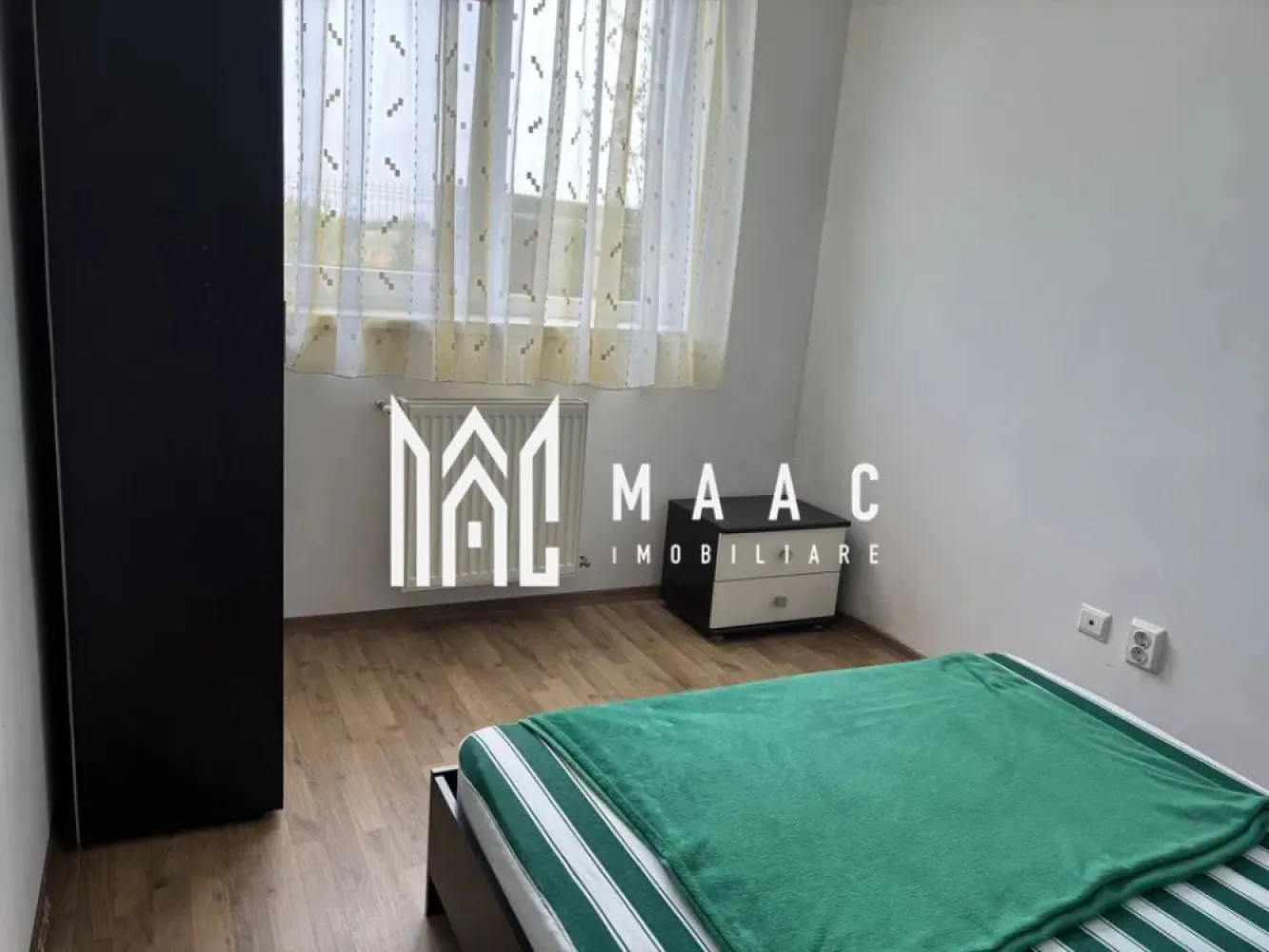 Apartament 3 Camere I Gradina I Loc Parcare I Magnolia - Se oferă spre închiriere apartament cu 3 camere decomandate, situat la parterul unui imobil din ansamblul Magnolia – Calea Șurii Mici, una dintre cele mai moderne și dinamice zone rezidențiale din Sibiu.

Locuința se remarcă prin avantajul rar al unei curți proprii de aproximativ 70 mp, oferind confortul unei case, alături de beneficiile unui apartament modern.

Caracteristici:
3 camere decomandate
Parter
Complet mobilat și utilat
Curte proprie de aproximativ 70 mp
Loc de parcare inclus
Compartimentare practică și spațioasă
Disponibil imediat
Avantaje:
Ideal pentru familie sau persoane care își doresc spațiu exterior privat
Curtea este perfectă pentru relaxare, zonă verde sau petrecerea timpului în aer liber
Zonă modernă, în continuă dezvoltare
Acces rapid către oraș și facilități comerciale
Apartament pregătit pentru mutare imediată
Localizare:
Magnolia – Calea Șurii Mici
Cartier nou, apreciat pentru liniște și accesibilitate

O proprietate modernă și practică, ce oferă combinația ideală între confortul unui apartament și avantajele unei curți private.

Pentru informati si vizionari: CP3082863