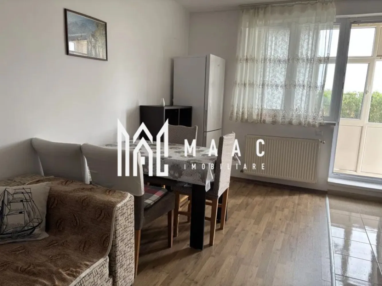 Apartament 3 Camere I Gradina I Loc Parcare I Magnolia - Se oferă spre închiriere apartament cu 3 camere decomandate, situat la parterul unui imobil din ansamblul Magnolia – Calea Șurii Mici, una dintre cele mai moderne și dinamice zone rezidențiale din Sibiu.

Locuința se remarcă prin avantajul rar al unei curți proprii de aproximativ 70 mp, oferind confortul unei case, alături de beneficiile unui apartament modern.

Caracteristici:
3 camere decomandate
Parter
Complet mobilat și utilat
Curte proprie de aproximativ 70 mp
Loc de parcare inclus
Compartimentare practică și spațioasă
Disponibil imediat
Avantaje:
Ideal pentru familie sau persoane care își doresc spațiu exterior privat
Curtea este perfectă pentru relaxare, zonă verde sau petrecerea timpului în aer liber
Zonă modernă, în continuă dezvoltare
Acces rapid către oraș și facilități comerciale
Apartament pregătit pentru mutare imediată
Localizare:
Magnolia – Calea Șurii Mici
Cartier nou, apreciat pentru liniște și accesibilitate

O proprietate modernă și practică, ce oferă combinația ideală între confortul unui apartament și avantajele unei curți private.

Pentru informati si vizionari: CP3082863