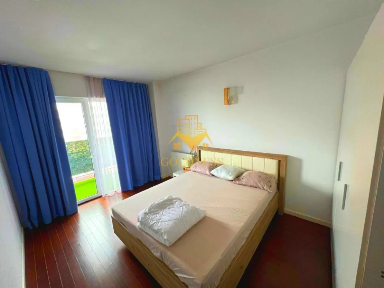 Penthouse , LUX, AC, parcare subterana, Sophia Residence, Buna Ziua - GOLDNESS Imobiliare vă propune spre închiriere un penthouse / apartament cu 5 camere complet mobilat și utilat pe doua niveluri, la etajul 6+etaj tehnic, în Cartierul Buna Ziua, Complexul Sophia Residence. 
Dispune de loc de parcare subteran!
Apartamentul este compartimentat astfel:
-2 dormitoare cu paturi matrimoniale
 - 3 bai, una cu vana si 2 cu cabina de dus, dulapuri pentru depozitare,
- 2 living-uri cu canapele extensibile, dotate cu AC, TV, dressing,
- o camera renovata ca si birou
- o camera mai mica mobilata ca si dressing.
- 4 terase de 70 mp in total, cu iesire din fiecare dormitor.

Imobilul este dotat cu toate cele necesare-termoficare cu calorifere, mașină de spălat haine, masina de spalat vase, 2 aer conditionat, frigider, plită electrică, hotă, TV, etc. 
Se află în apropierea stațiilor de transport în comun, magazine, restaurante, spații verzi, farmacii, etc. 

Dacă sunteți interesați de acest apartament și doriți să îl vizionați, dar și pentru alte oferte sau detalii nu ezitați să ne contactați telefonic sau prin e-mail - goldnessimobiliare@gmail.com. Vă stăm la dispoziție!
Pentru intermediere se percepe un comision de 50% din prețul închirierii !