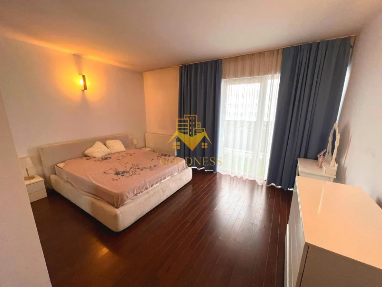 Penthouse , LUX, AC, parcare subterana, Sophia Residence, Buna Ziua - GOLDNESS Imobiliare vă propune spre închiriere un penthouse / apartament cu 5 camere complet mobilat și utilat pe doua niveluri, la etajul 6+etaj tehnic, în Cartierul Buna Ziua, Complexul Sophia Residence. 
Dispune de loc de parcare subteran!
Apartamentul este compartimentat astfel:
-2 dormitoare cu paturi matrimoniale
 - 3 bai, una cu vana si 2 cu cabina de dus, dulapuri pentru depozitare,
- 2 living-uri cu canapele extensibile, dotate cu AC, TV, dressing,
- o camera renovata ca si birou
- o camera mai mica mobilata ca si dressing.
- 4 terase de 70 mp in total, cu iesire din fiecare dormitor.

Imobilul este dotat cu toate cele necesare-termoficare cu calorifere, mașină de spălat haine, masina de spalat vase, 2 aer conditionat, frigider, plită electrică, hotă, TV, etc. 
Se află în apropierea stațiilor de transport în comun, magazine, restaurante, spații verzi, farmacii, etc. 

Dacă sunteți interesați de acest apartament și doriți să îl vizionați, dar și pentru alte oferte sau detalii nu ezitați să ne contactați telefonic sau prin e-mail - goldnessimobiliare@gmail.com. Vă stăm la dispoziție!
Pentru intermediere se percepe un comision de 50% din prețul închirierii !