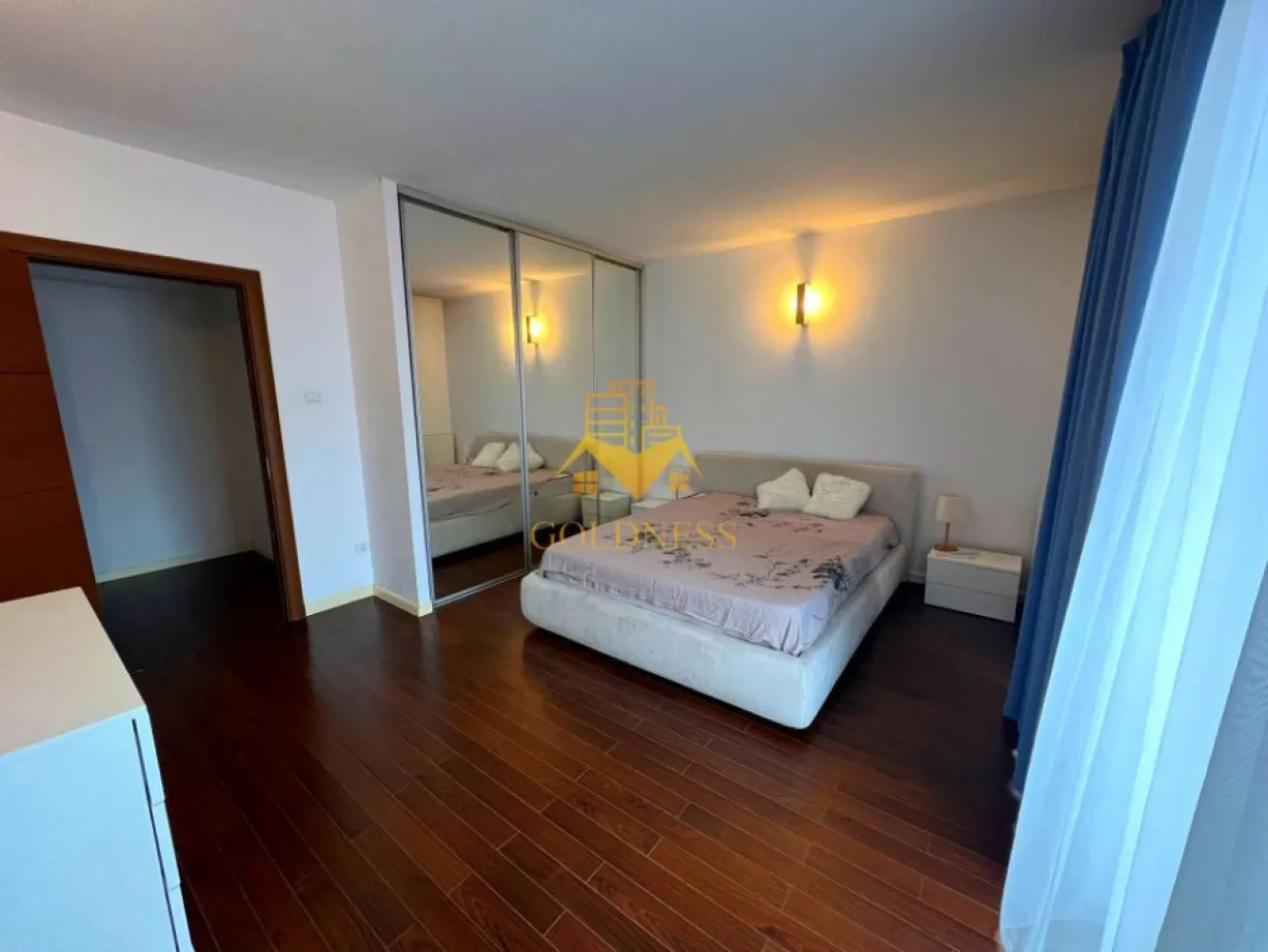 Penthouse , LUX, AC, parcare subterana, Sophia Residence, Buna Ziua - GOLDNESS Imobiliare vă propune spre închiriere un penthouse / apartament cu 5 camere complet mobilat și utilat pe doua niveluri, la etajul 6+etaj tehnic, în Cartierul Buna Ziua, Complexul Sophia Residence. 
Dispune de loc de parcare subteran!
Apartamentul este compartimentat astfel:
-2 dormitoare cu paturi matrimoniale
 - 3 bai, una cu vana si 2 cu cabina de dus, dulapuri pentru depozitare,
- 2 living-uri cu canapele extensibile, dotate cu AC, TV, dressing,
- o camera renovata ca si birou
- o camera mai mica mobilata ca si dressing.
- 4 terase de 70 mp in total, cu iesire din fiecare dormitor.

Imobilul este dotat cu toate cele necesare-termoficare cu calorifere, mașină de spălat haine, masina de spalat vase, 2 aer conditionat, frigider, plită electrică, hotă, TV, etc. 
Se află în apropierea stațiilor de transport în comun, magazine, restaurante, spații verzi, farmacii, etc. 

Dacă sunteți interesați de acest apartament și doriți să îl vizionați, dar și pentru alte oferte sau detalii nu ezitați să ne contactați telefonic sau prin e-mail - goldnessimobiliare@gmail.com. Vă stăm la dispoziție!
Pentru intermediere se percepe un comision de 50% din prețul închirierii !