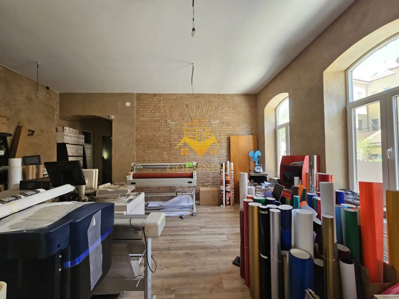 Spațiu birouri, UltraCentral, Piața Mihai Viteazul, Piața Muzeului - Se închiriază spațiu de birouri UltraCentral, situat la parter, în zona Piața Muzeului, ideal pentru birou, cabinet, studio sau activități comerciale.

Spațiul este compus din două încăperi generoase, de 26 mp și 31 mp, ambele cu geamuri la stradă, oferind lumină naturală și vizibilitate foarte bună. În plus, dispune de hol, grup sanitar și spațiu de depozitare.

Interiorul îmbină stilul modern cu elemente de caracter, având pereți cu cărămidă aparentă, tavan înalt de 3.50 m și finisaje noi. Pardoseala este realizată din parchet pentru trafic intens, iar baia este finisată cu gresie și faianță moderne.

Spațiul este nemobilat, oferind libertate completă de amenajare în funcție de necesități. Beneficiază de centrală termică proprie și contorizare separată.

Locația ultracentrală, atmosfera elegantă și vizibilitatea excelentă îl recomandă pentru activități profesionale care caută un spațiu reprezentativ în inima orașului.

Dacă sunteți interesați de acest apartament și doriți să îl vizionați, dar și pentru alte oferte nu ezitați să ne contactați telefonic sau prin e-mail. Vă stăm la dispoziție!
Pentru intermediere se percepe un comision de 50% din prețul chiriei!