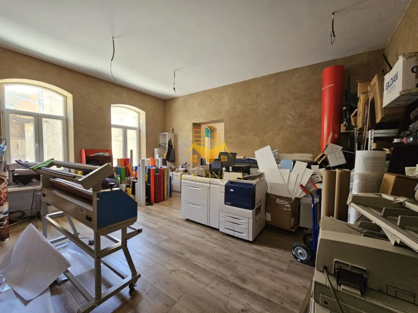 Spațiu birouri, UltraCentral, Piața Mihai Viteazul, Piața Muzeului - Se închiriază spațiu de birouri UltraCentral, situat la parter, în zona Piața Muzeului, ideal pentru birou, cabinet, studio sau activități comerciale.

Spațiul este compus din două încăperi generoase, de 26 mp și 31 mp, ambele cu geamuri la stradă, oferind lumină naturală și vizibilitate foarte bună. În plus, dispune de hol, grup sanitar și spațiu de depozitare.

Interiorul îmbină stilul modern cu elemente de caracter, având pereți cu cărămidă aparentă, tavan înalt de 3.50 m și finisaje noi. Pardoseala este realizată din parchet pentru trafic intens, iar baia este finisată cu gresie și faianță moderne.

Spațiul este nemobilat, oferind libertate completă de amenajare în funcție de necesități. Beneficiază de centrală termică proprie și contorizare separată.

Locația ultracentrală, atmosfera elegantă și vizibilitatea excelentă îl recomandă pentru activități profesionale care caută un spațiu reprezentativ în inima orașului.

Dacă sunteți interesați de acest apartament și doriți să îl vizionați, dar și pentru alte oferte nu ezitați să ne contactați telefonic sau prin e-mail. Vă stăm la dispoziție!
Pentru intermediere se percepe un comision de 50% din prețul chiriei!