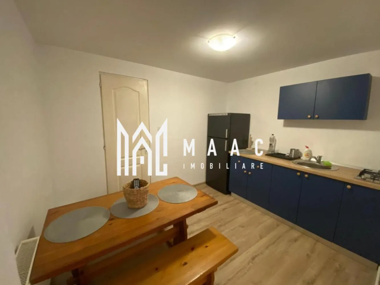Apartament 2 camere I 50mpu I parcare I Orașul de Jos - MAAC Imobiliare vă oferă pentru închiriere un apartament modern situat la parterul inalt al unui imobil amplasat în Orașul de Jos, Sibiu.

Compartimentare:
- Hol de acces, bucătărie închisă, 2 dormitoare, baie

Facilități:
- Mobilat și utilat ; panouri solare, costuri reduse pentru curentul electric; incălzire cu centrală termică; mașină de spălat rufe și uscător la subsol; loc de parcare în fața casei.

Condiții Închiriere:
-Inchiriere pe termen lung
- Nu se fumează în spațiile închise
- Valoarea chiriei inițiale plus garanția, în același cuantum, sunt achitate la semnarea contractului de inchiriere.

Locația oferă acces rapid către Piața Mare și mijloacele de transport în comun.

Pentru mai multe detalii, vă rugăm să ne contactați, precizând ID CP3082955.