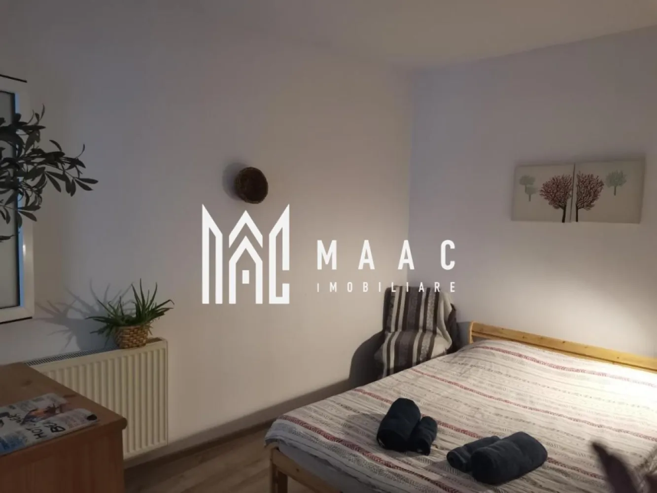 Apartament 2 camere I 50mpu I parcare I Orașul de Jos - MAAC Imobiliare vă oferă pentru închiriere un apartament modern situat la parterul inalt al unui imobil amplasat în Orașul de Jos, Sibiu.

Compartimentare:
- Hol de acces, bucătărie închisă, 2 dormitoare, baie

Facilități:
- Mobilat și utilat ; panouri solare, costuri reduse pentru curentul electric; incălzire cu centrală termică; mașină de spălat rufe și uscător la subsol; loc de parcare în fața casei.

Condiții Închiriere:
-Inchiriere pe termen lung
- Nu se fumează în spațiile închise
- Valoarea chiriei inițiale plus garanția, în același cuantum, sunt achitate la semnarea contractului de inchiriere.

Locația oferă acces rapid către Piața Mare și mijloacele de transport în comun.

Pentru mai multe detalii, vă rugăm să ne contactați, precizând ID CP3082955.