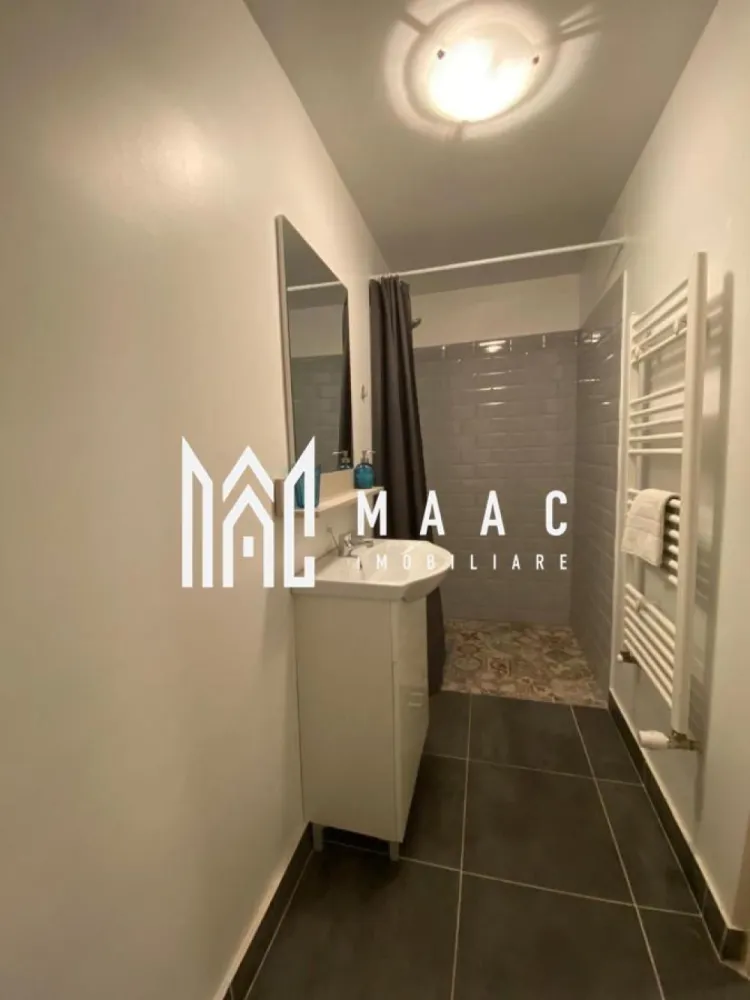 Apartament 2 camere I 50mpu I parcare I Orașul de Jos - MAAC Imobiliare vă oferă pentru închiriere un apartament modern situat la parterul inalt al unui imobil amplasat în Orașul de Jos, Sibiu.

Compartimentare:
- Hol de acces, bucătărie închisă, 2 dormitoare, baie

Facilități:
- Mobilat și utilat ; panouri solare, costuri reduse pentru curentul electric; incălzire cu centrală termică; mașină de spălat rufe și uscător la subsol; loc de parcare în fața casei.

Condiții Închiriere:
-Inchiriere pe termen lung
- Nu se fumează în spațiile închise
- Valoarea chiriei inițiale plus garanția, în același cuantum, sunt achitate la semnarea contractului de inchiriere.

Locația oferă acces rapid către Piața Mare și mijloacele de transport în comun.

Pentru mai multe detalii, vă rugăm să ne contactați, precizând ID CP3082955.