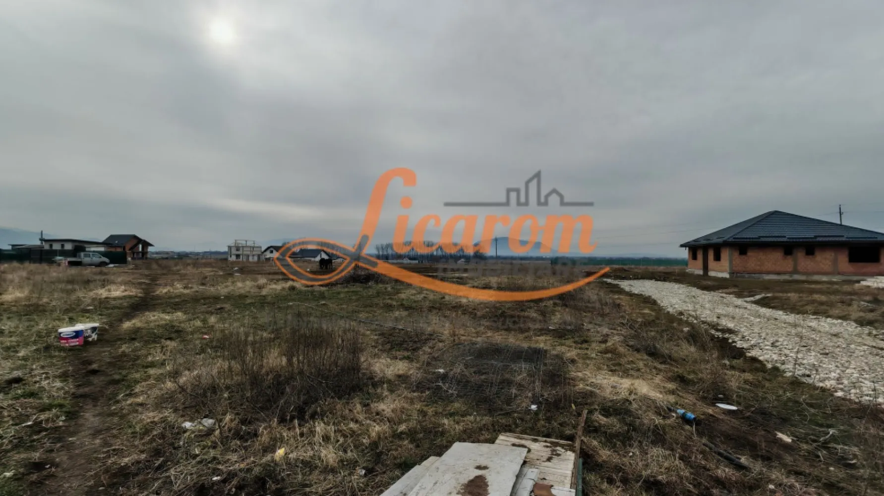 Teren intravilan in suprafata de 644 mp in Sanpetru pret 37000 euro - Agentia Licarom Imobiliare propune spre vanzare un teren intravilan arabil in suprafata de 644 mp in localitatea Sanpetru .Terenul este intr-o zona de dezvoltare imobiliara avand apa si canalul trase de primaria localitati Sanpetru .Pretul este de 37000 euro ,pentru vizionari sau detalii suntai la nr de telefon 0741059397.