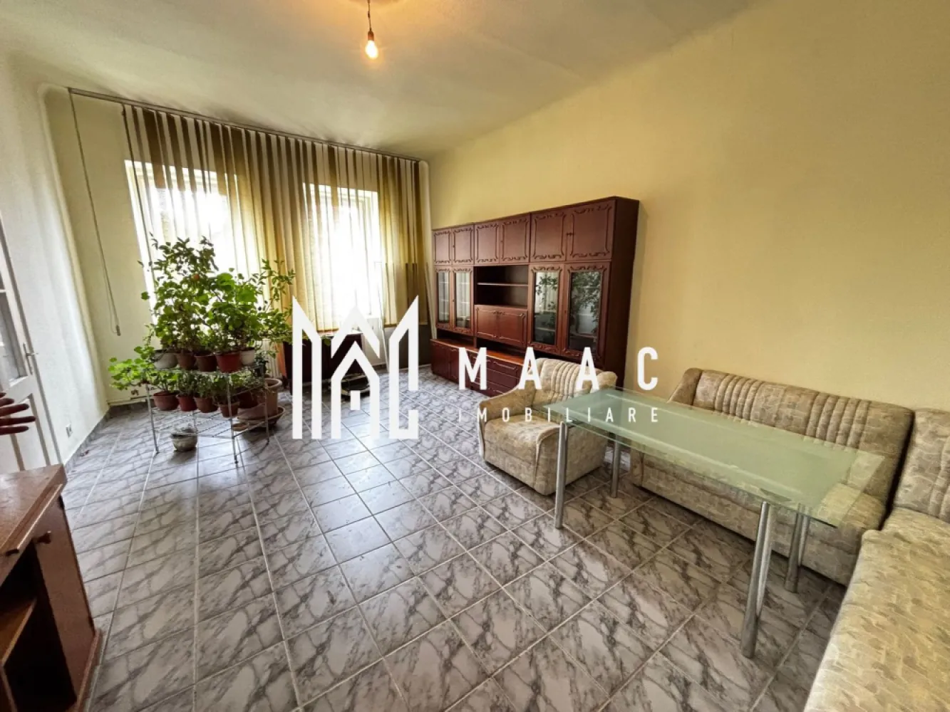 Casă individuală | Teren 1.652 mp | Curte liberă 846 mp | Șura Mica - MAAC Imobiliare vă propune spre vânzare o casă situată în centrul localității Șura Mică, amplasată pe un teren generos de 1.652 mp, ideală pentru cei care își doresc spațiu, intimitate și acces complet la utilități.

Proprietatea este potrivită atât pentru locuire permanentă, cât și pentru dezvoltare ulterioară, beneficiind de o curte liberă de 846 mp din suprafața totală a terenului.

Detalii proprietate:

suprafață teren: 1.652 mp;
curte liberă: 846 mp;
compartimentare practică: 5 camere;
predare parțial mobilată.

Dotări și utilități:

încălzire prin centrală pe lemne + centrală pe gaz;
racordată la:
curent electric;
gaz;
apă.

Avantaje:

teren foarte generos, ideal pentru extindere, grădină, foișor sau zonă de relaxare;
proprietate versatilă, ce poate fi amenajată după preferințele viitorului proprietar;
poziționare excelentă, în centrul localității;
utilități complete;
ideală pentru familie sau investiție pe termen lung.

Pentru mai multe detalii și programarea unei vizionări, vă rugăm să ne contactați menționând ID: CP3082944.