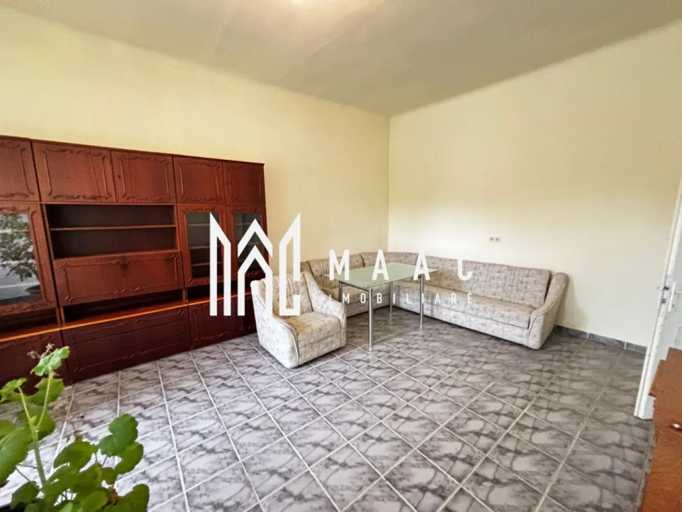 Casă individuală | Teren 1.652 mp | Curte liberă 846 mp | Șura Mica - MAAC Imobiliare vă propune spre vânzare o casă situată în centrul localității Șura Mică, amplasată pe un teren generos de 1.652 mp, ideală pentru cei care își doresc spațiu, intimitate și acces complet la utilități.

Proprietatea este potrivită atât pentru locuire permanentă, cât și pentru dezvoltare ulterioară, beneficiind de o curte liberă de 846 mp din suprafața totală a terenului.

Detalii proprietate:

suprafață teren: 1.652 mp;
curte liberă: 846 mp;
compartimentare practică: 5 camere;
predare parțial mobilată.

Dotări și utilități:

încălzire prin centrală pe lemne + centrală pe gaz;
racordată la:
curent electric;
gaz;
apă.

Avantaje:

teren foarte generos, ideal pentru extindere, grădină, foișor sau zonă de relaxare;
proprietate versatilă, ce poate fi amenajată după preferințele viitorului proprietar;
poziționare excelentă, în centrul localității;
utilități complete;
ideală pentru familie sau investiție pe termen lung.

Pentru mai multe detalii și programarea unei vizionări, vă rugăm să ne contactați menționând ID: CP3082944.