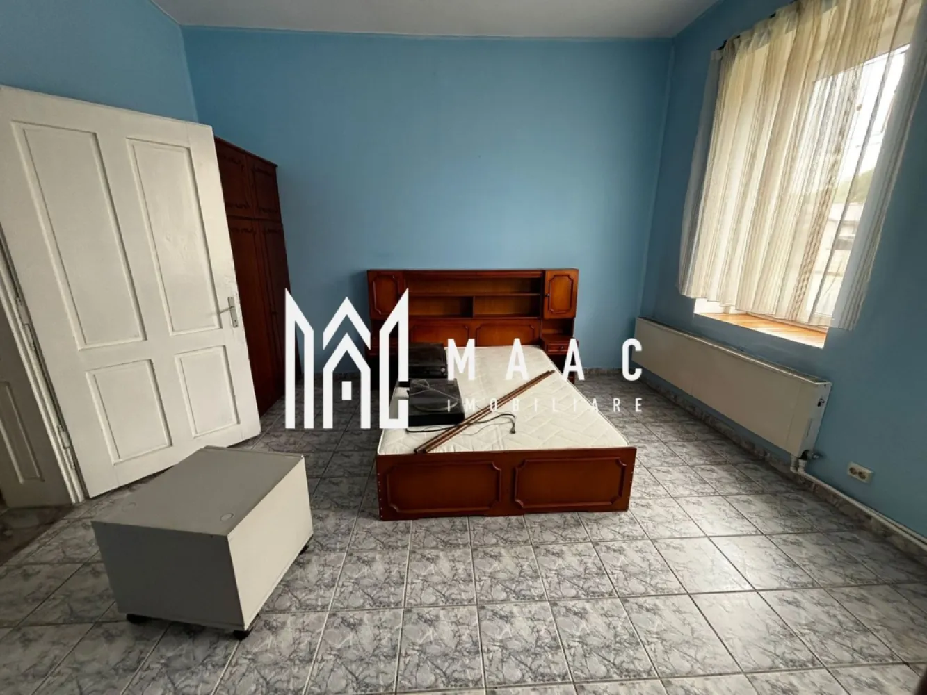 Casă individuală | Teren 1.652 mp | Curte liberă 846 mp | Șura Mica - MAAC Imobiliare vă propune spre vânzare o casă situată în centrul localității Șura Mică, amplasată pe un teren generos de 1.652 mp, ideală pentru cei care își doresc spațiu, intimitate și acces complet la utilități.

Proprietatea este potrivită atât pentru locuire permanentă, cât și pentru dezvoltare ulterioară, beneficiind de o curte liberă de 846 mp din suprafața totală a terenului.

Detalii proprietate:

suprafață teren: 1.652 mp;
curte liberă: 846 mp;
compartimentare practică: 5 camere;
predare parțial mobilată.

Dotări și utilități:

încălzire prin centrală pe lemne + centrală pe gaz;
racordată la:
curent electric;
gaz;
apă.

Avantaje:

teren foarte generos, ideal pentru extindere, grădină, foișor sau zonă de relaxare;
proprietate versatilă, ce poate fi amenajată după preferințele viitorului proprietar;
poziționare excelentă, în centrul localității;
utilități complete;
ideală pentru familie sau investiție pe termen lung.

Pentru mai multe detalii și programarea unei vizionări, vă rugăm să ne contactați menționând ID: CP3082944.