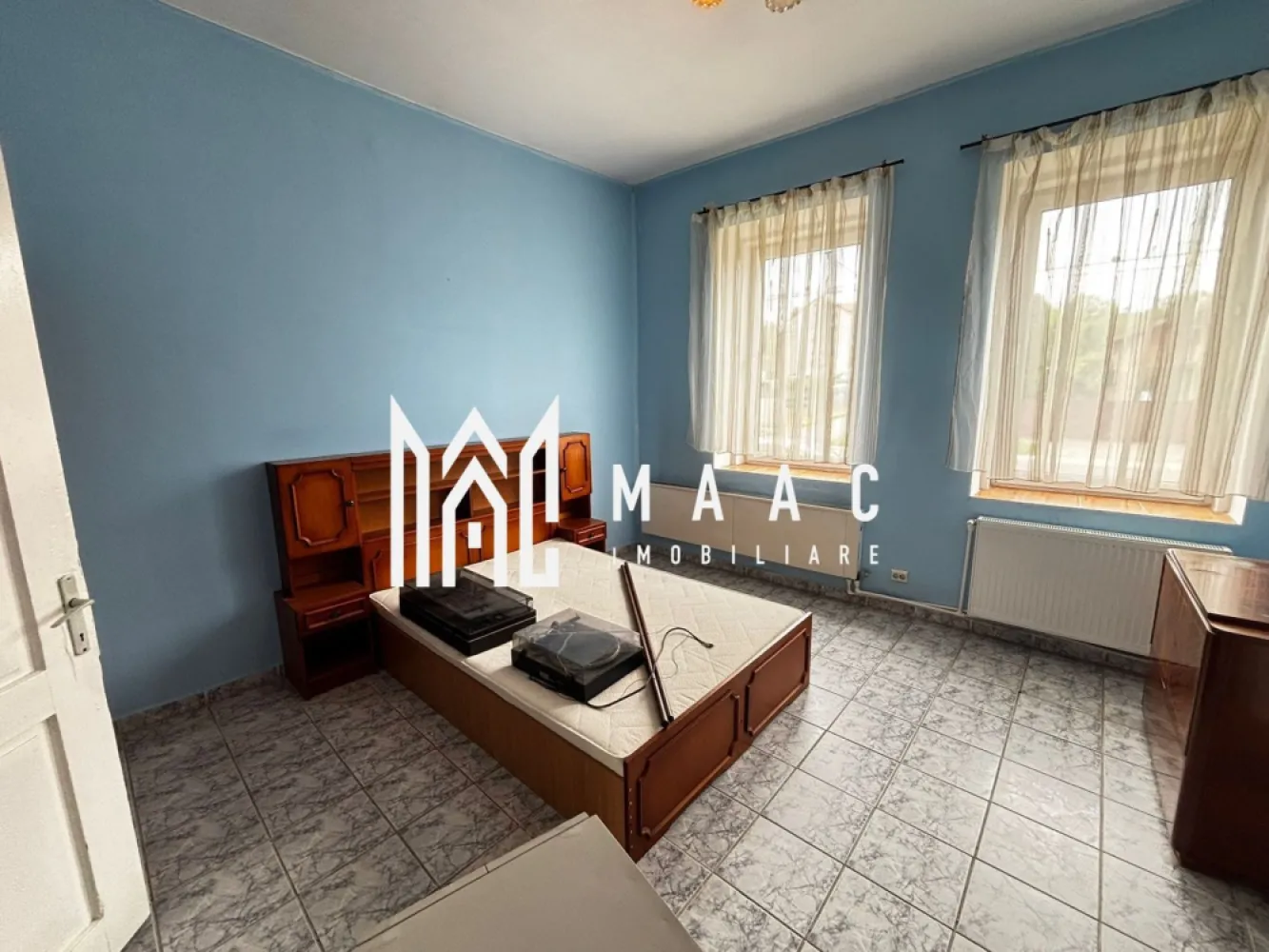 Casă individuală | Teren 1.652 mp | Curte liberă 846 mp | Șura Mica - MAAC Imobiliare vă propune spre vânzare o casă situată în centrul localității Șura Mică, amplasată pe un teren generos de 1.652 mp, ideală pentru cei care își doresc spațiu, intimitate și acces complet la utilități.

Proprietatea este potrivită atât pentru locuire permanentă, cât și pentru dezvoltare ulterioară, beneficiind de o curte liberă de 846 mp din suprafața totală a terenului.

Detalii proprietate:

suprafață teren: 1.652 mp;
curte liberă: 846 mp;
compartimentare practică: 5 camere;
predare parțial mobilată.

Dotări și utilități:

încălzire prin centrală pe lemne + centrală pe gaz;
racordată la:
curent electric;
gaz;
apă.

Avantaje:

teren foarte generos, ideal pentru extindere, grădină, foișor sau zonă de relaxare;
proprietate versatilă, ce poate fi amenajată după preferințele viitorului proprietar;
poziționare excelentă, în centrul localității;
utilități complete;
ideală pentru familie sau investiție pe termen lung.

Pentru mai multe detalii și programarea unei vizionări, vă rugăm să ne contactați menționând ID: CP3082944.