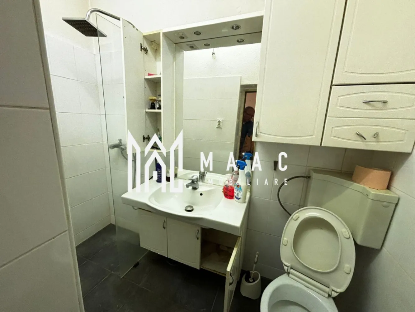 Casă individuală | Teren 1.652 mp | Curte liberă 846 mp | Șura Mica - MAAC Imobiliare vă propune spre vânzare o casă situată în centrul localității Șura Mică, amplasată pe un teren generos de 1.652 mp, ideală pentru cei care își doresc spațiu, intimitate și acces complet la utilități.

Proprietatea este potrivită atât pentru locuire permanentă, cât și pentru dezvoltare ulterioară, beneficiind de o curte liberă de 846 mp din suprafața totală a terenului.

Detalii proprietate:

suprafață teren: 1.652 mp;
curte liberă: 846 mp;
compartimentare practică: 5 camere;
predare parțial mobilată.

Dotări și utilități:

încălzire prin centrală pe lemne + centrală pe gaz;
racordată la:
curent electric;
gaz;
apă.

Avantaje:

teren foarte generos, ideal pentru extindere, grădină, foișor sau zonă de relaxare;
proprietate versatilă, ce poate fi amenajată după preferințele viitorului proprietar;
poziționare excelentă, în centrul localității;
utilități complete;
ideală pentru familie sau investiție pe termen lung.

Pentru mai multe detalii și programarea unei vizionări, vă rugăm să ne contactați menționând ID: CP3082944.