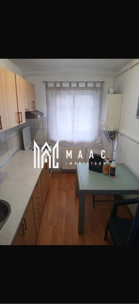 Apartament 2 camere | Etajul 2 | Balcon | Medias - MAAC Imobiliare vă propune spre vânzare un apartament cu 2 camere, situat în Mediaș, la etajul 2 din 4 al unui imobil bine întreținut, ideal atât pentru locuit, cât și pentru investiție.

Locuința are o suprafață utilă de 54 mp și este compartimentată practic și eficient, fiind compusă din:

living luminos
dormitor confortabil
bucătărie
baie
hol de acces
balcon

Apartamentul este poziționat la etaj intermediar (pe mijloc), oferind un confort termic sporit. Proprietatea beneficiază de pivniță și loc de parcare în fața blocului.

Imobilul este construit din cărămidă și dispune de acoperiș din țiglă. Un alt avantaj important îl reprezintă amplasarea excelentă, vis-a-vis de Sala Polivalentă, într-o zonă liniștită și cu acces facil către magazine, școli, mijloace de transport și alte puncte de interes.

Pentru mai multe informații sau pentru programarea unei vizionări, vă stăm cu drag la dispoziție!
Vă rugăm să specificați codul proprietății: CP3075360