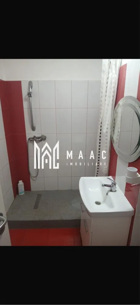 Apartament 2 camere | Etajul 2 | Balcon | Medias - MAAC Imobiliare vă propune spre vânzare un apartament cu 2 camere, situat în Mediaș, la etajul 2 din 4 al unui imobil bine întreținut, ideal atât pentru locuit, cât și pentru investiție.

Locuința are o suprafață utilă de 54 mp și este compartimentată practic și eficient, fiind compusă din:

living luminos
dormitor confortabil
bucătărie
baie
hol de acces
balcon

Apartamentul este poziționat la etaj intermediar (pe mijloc), oferind un confort termic sporit. Proprietatea beneficiază de pivniță și loc de parcare în fața blocului.

Imobilul este construit din cărămidă și dispune de acoperiș din țiglă. Un alt avantaj important îl reprezintă amplasarea excelentă, vis-a-vis de Sala Polivalentă, într-o zonă liniștită și cu acces facil către magazine, școli, mijloace de transport și alte puncte de interes.

Pentru mai multe informații sau pentru programarea unei vizionări, vă stăm cu drag la dispoziție!
Vă rugăm să specificați codul proprietății: CP3075360
